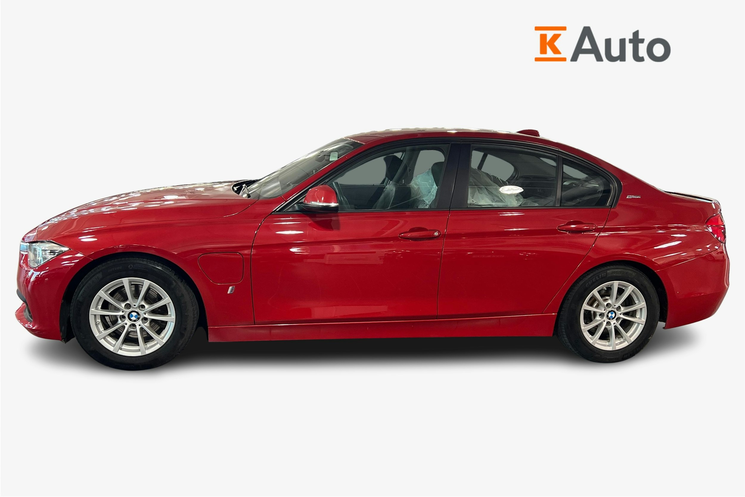 punainen BMW 330 2018 kuva 6.