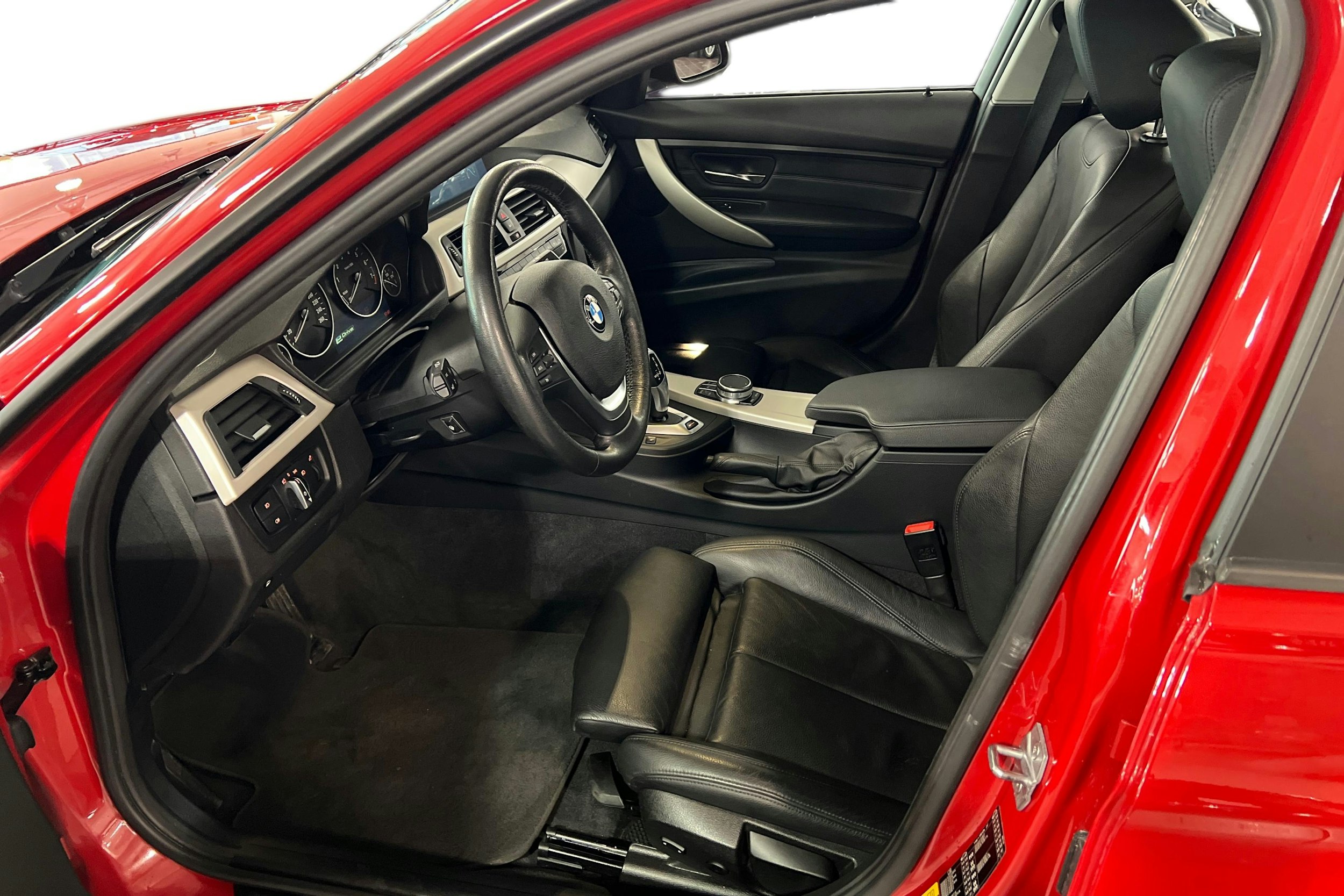 punainen BMW 330 2018 kuva 7.