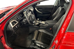 punainen BMW 330 2018 kuva 7.