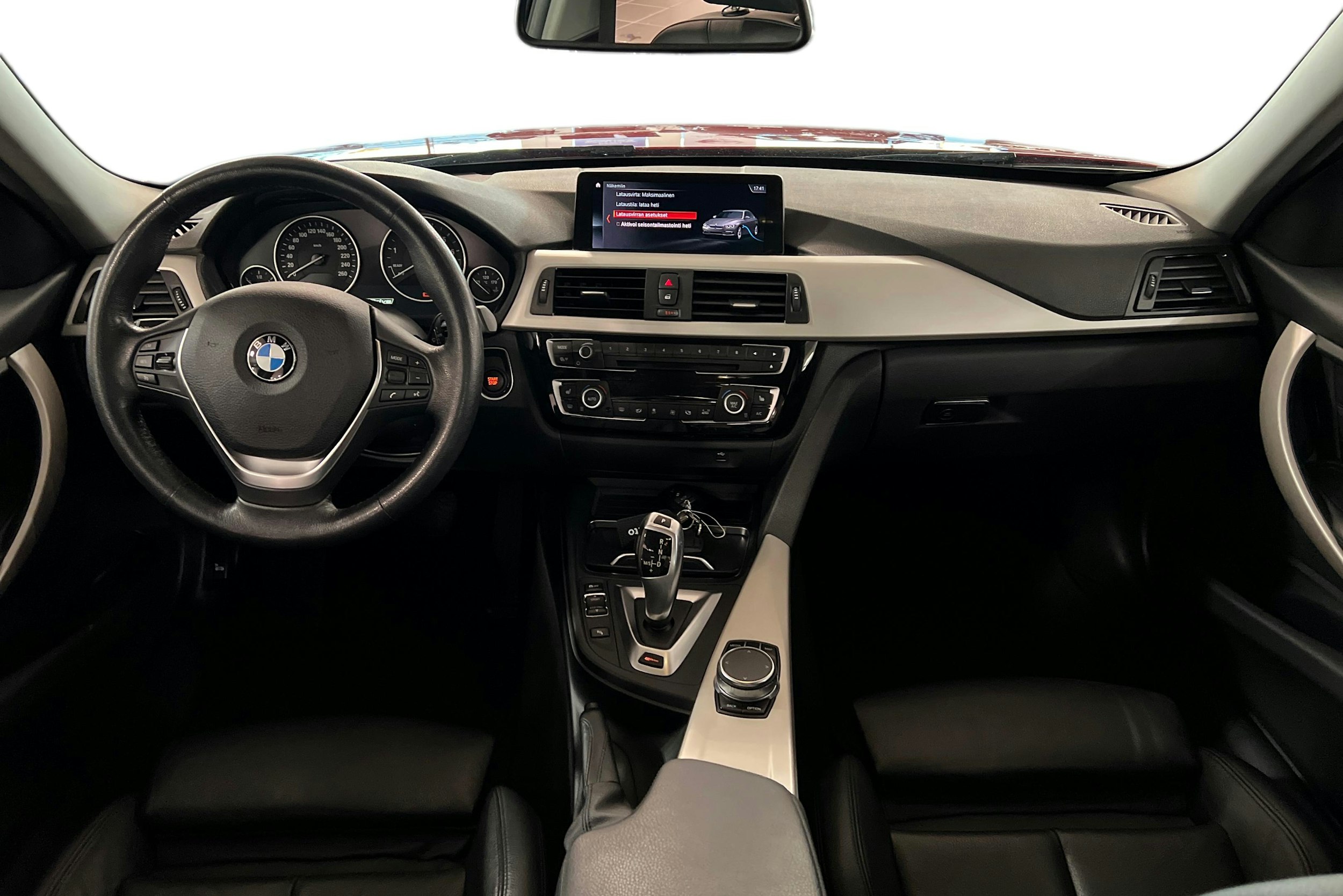 punainen BMW 330 2018 kuva 9.
