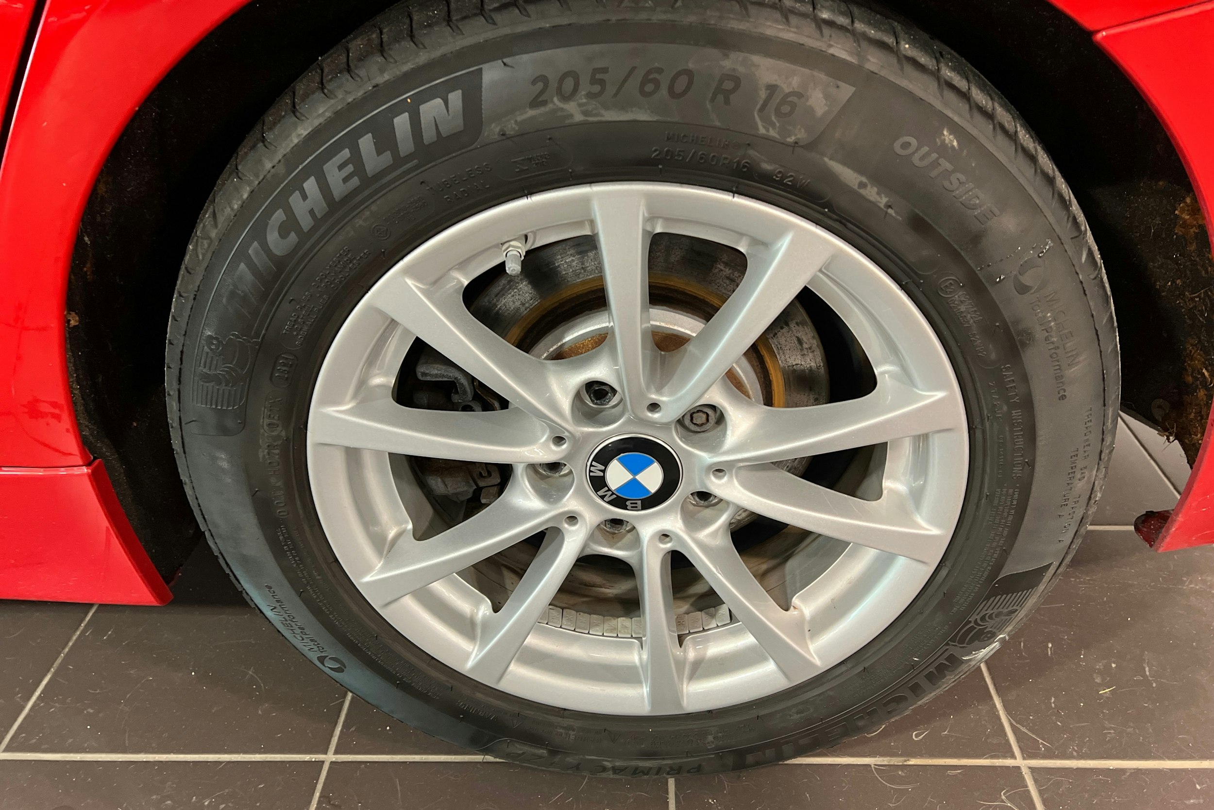 punainen BMW 330 2018 kuva 11.