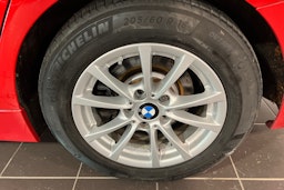 punainen BMW 330 2018 kuva 11.