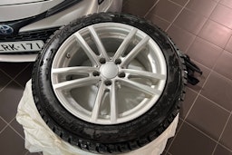 punainen BMW 330 2018 kuva 13.