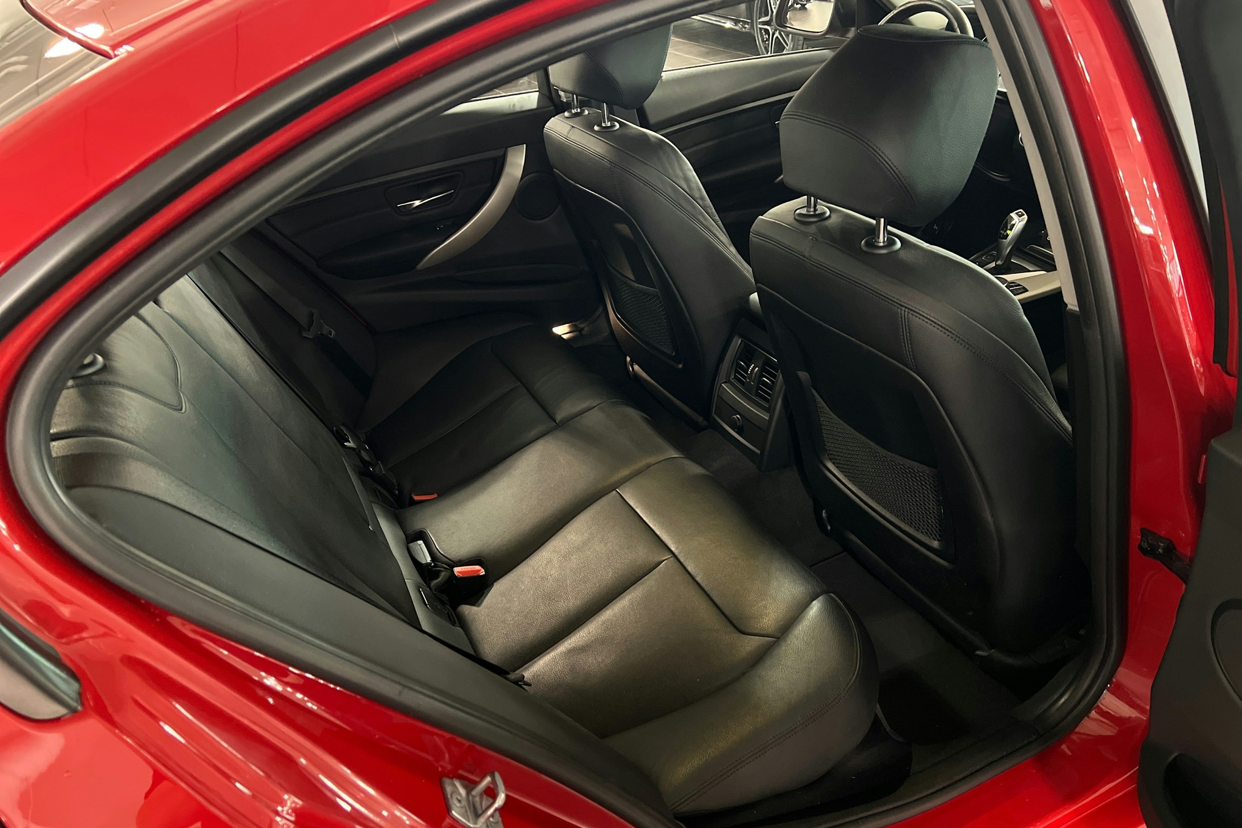 punainen BMW 330 2018 kuva 16.