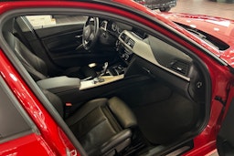 punainen BMW 330 2018 kuva 17.