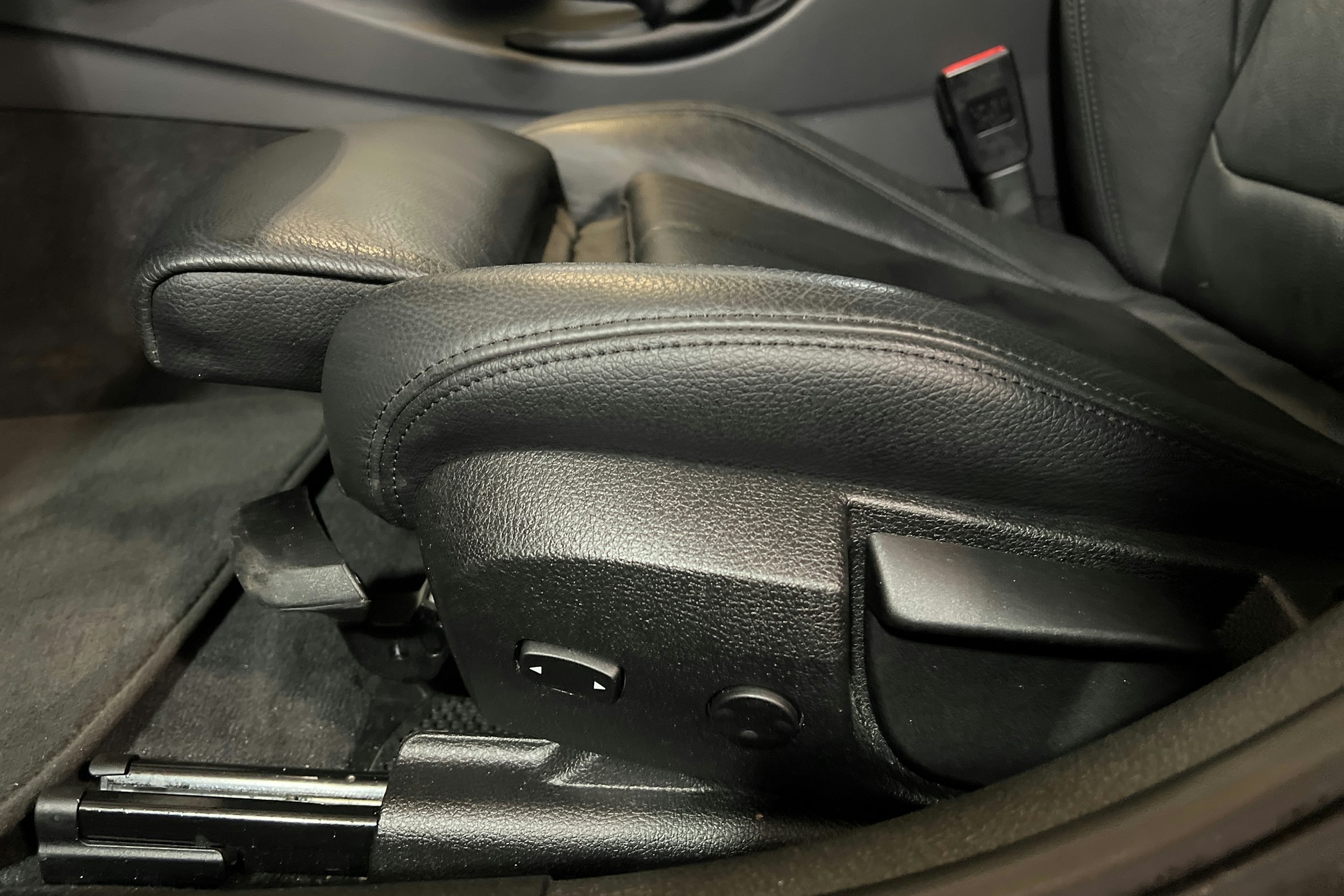 punainen BMW 330 2018 kuva 18.