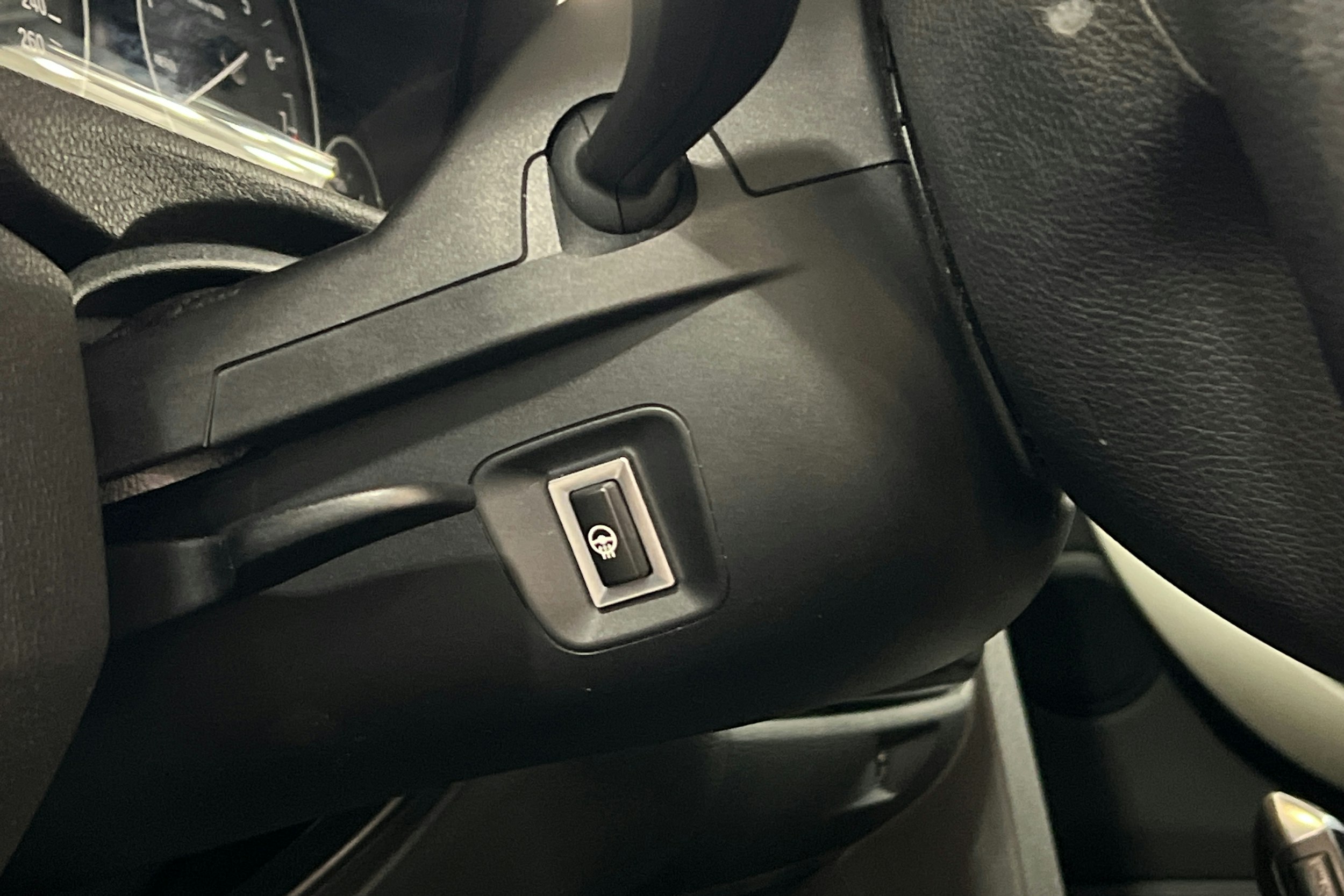 punainen BMW 330 2018 kuva 19.