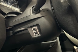 punainen BMW 330 2018 kuva 19.