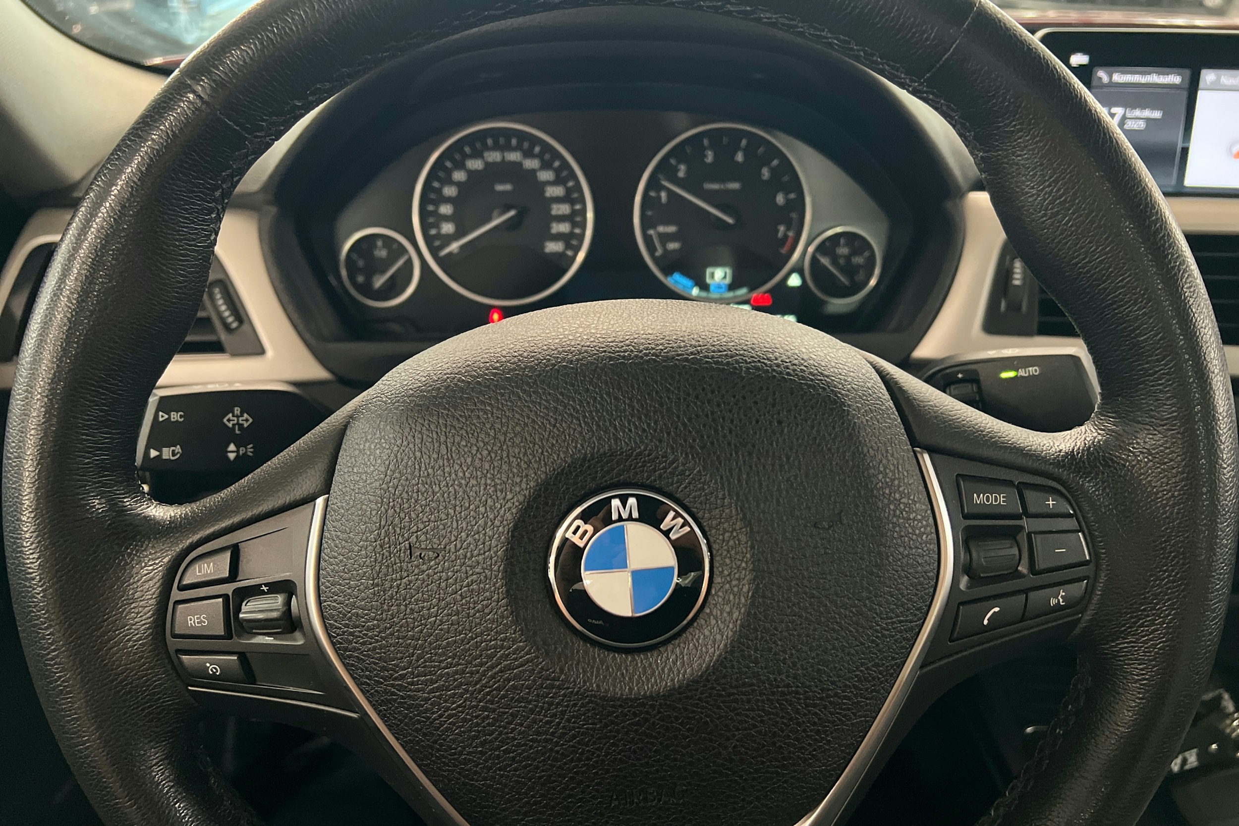 punainen BMW 330 2018 kuva 20.