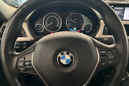 punainen BMW 330 2018 kuva 20.