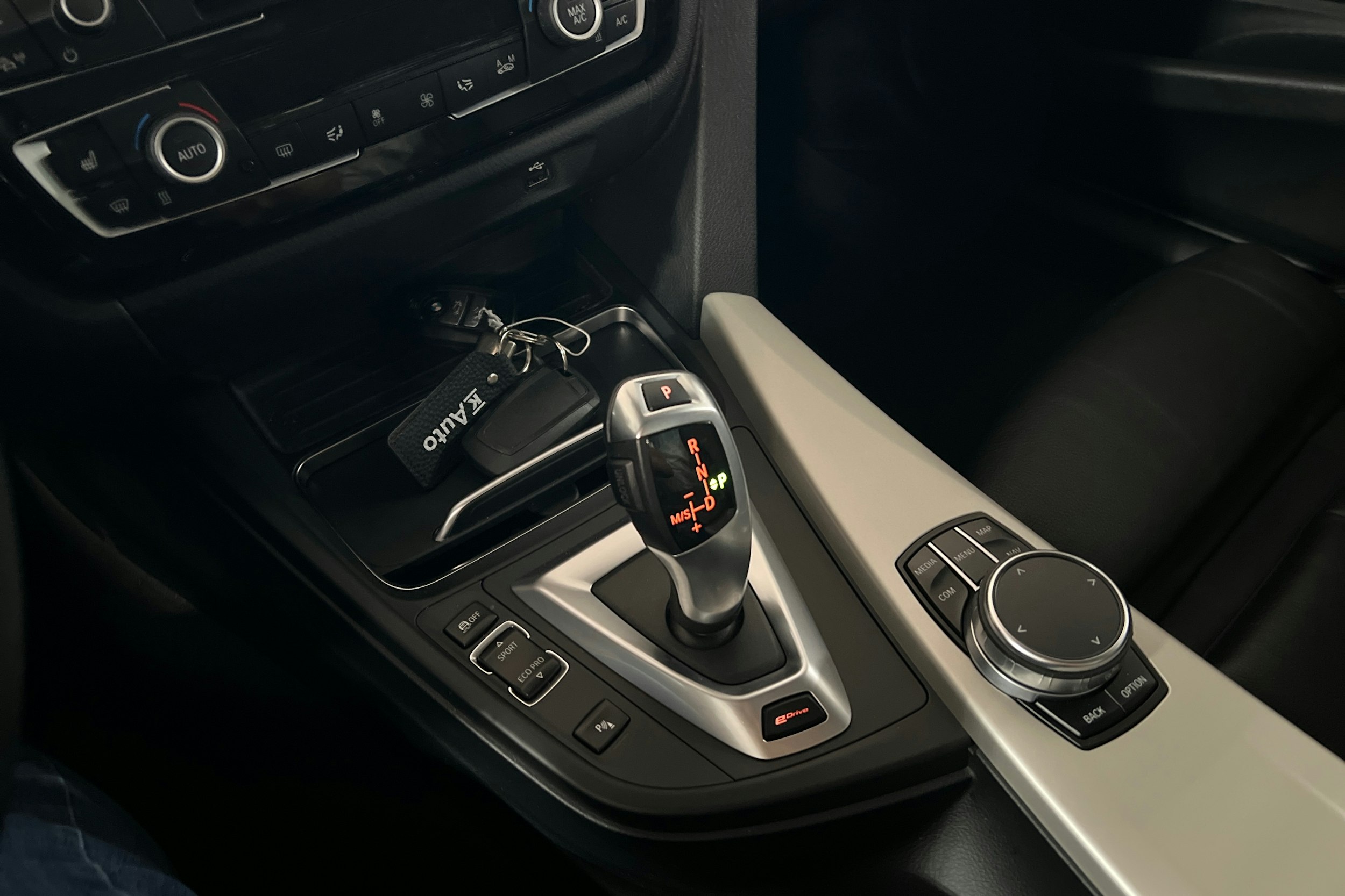 punainen BMW 330 2018 kuva 21.