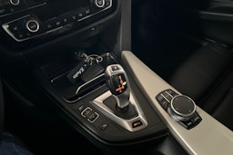 punainen BMW 330 2018 kuva 21.