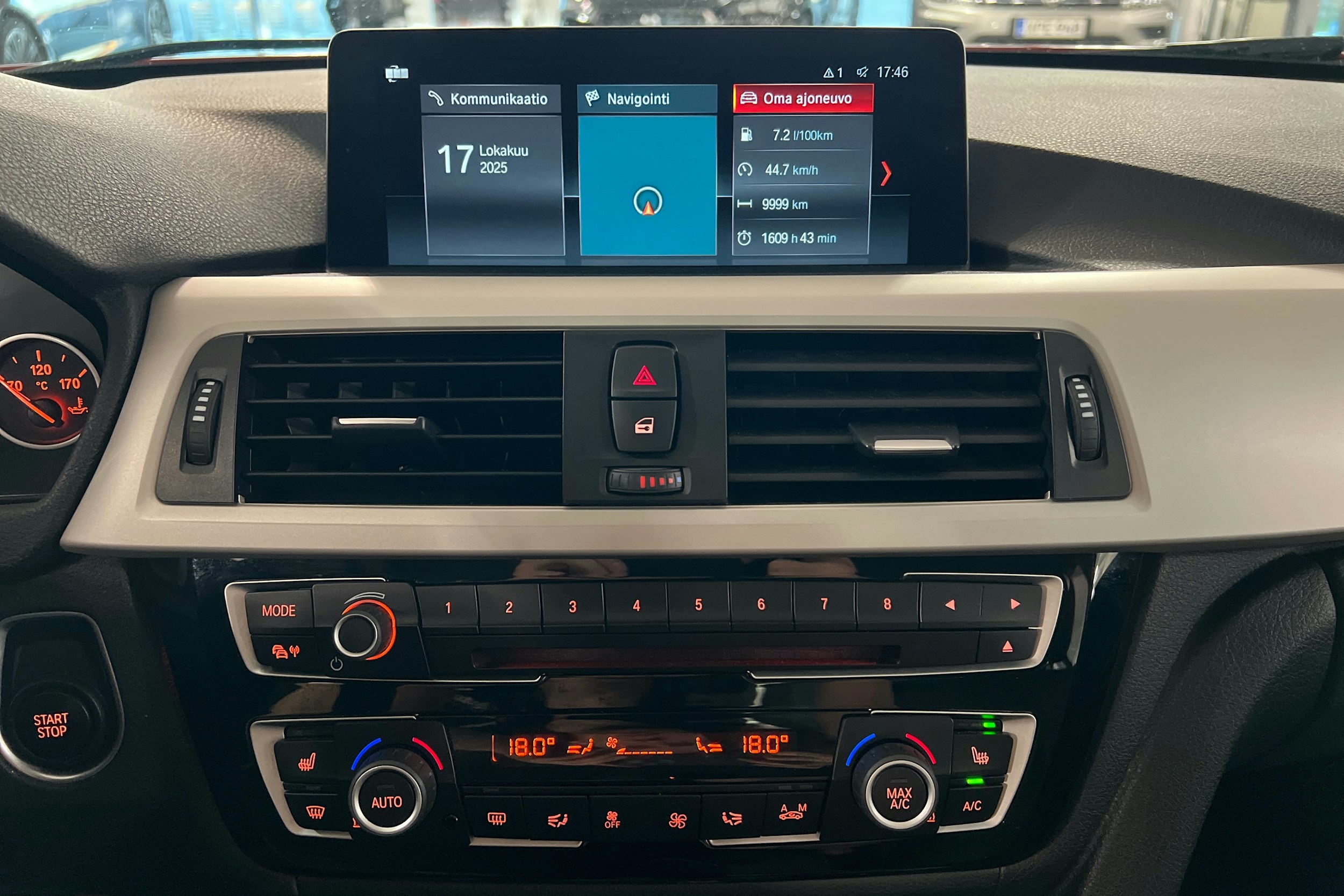 punainen BMW 330 2018 kuva 22.