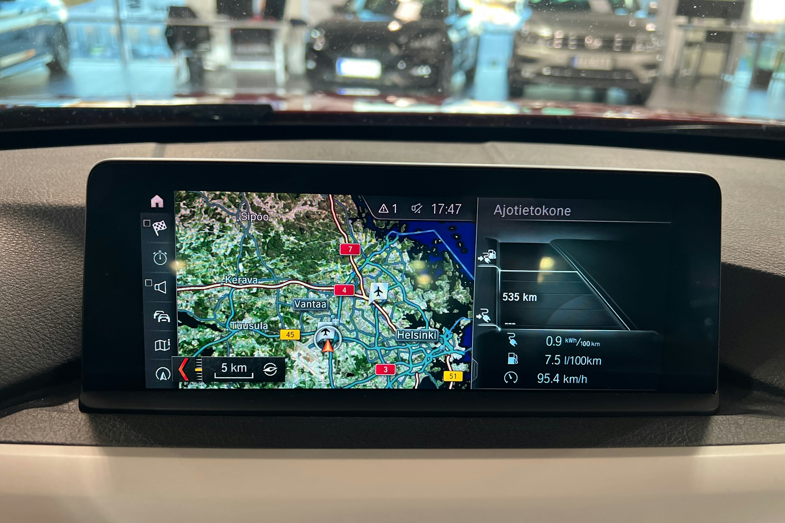 punainen BMW 330 2018 kuva 24.