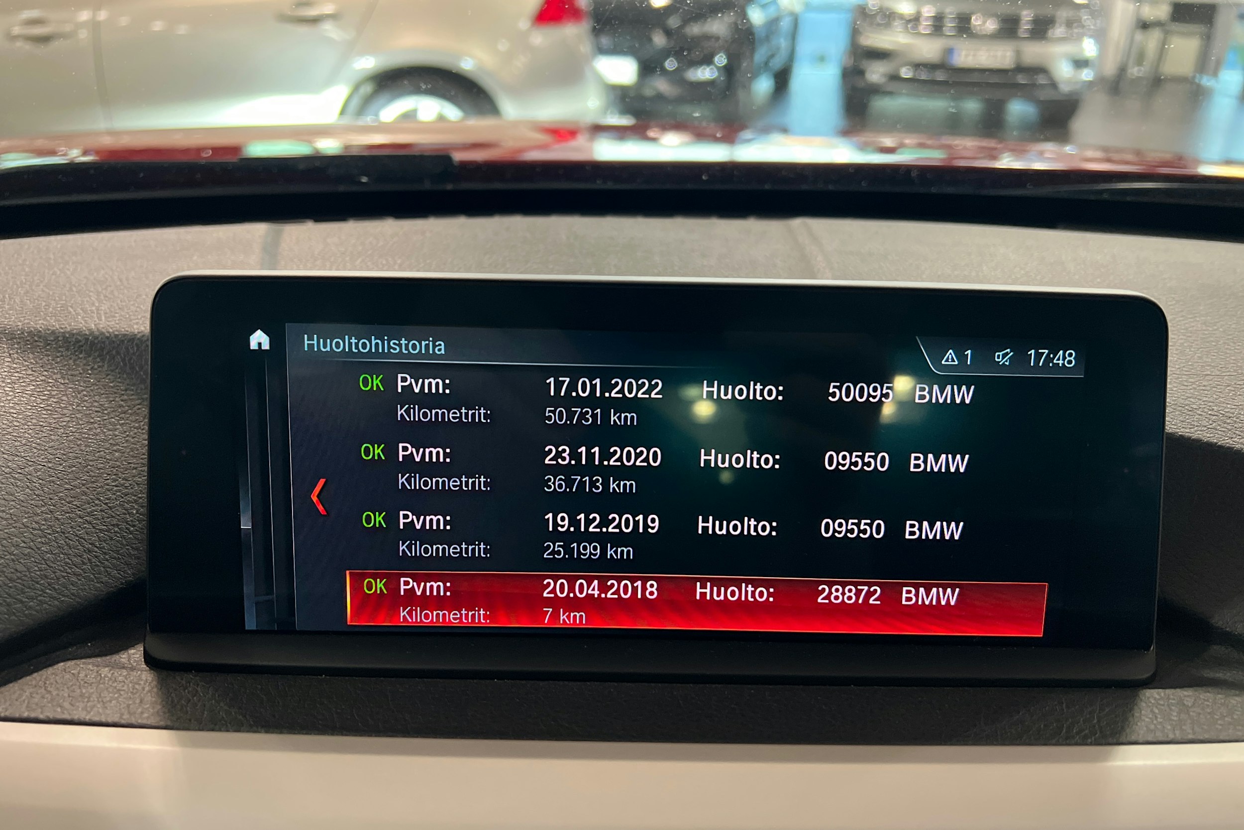 punainen BMW 330 2018 kuva 27.