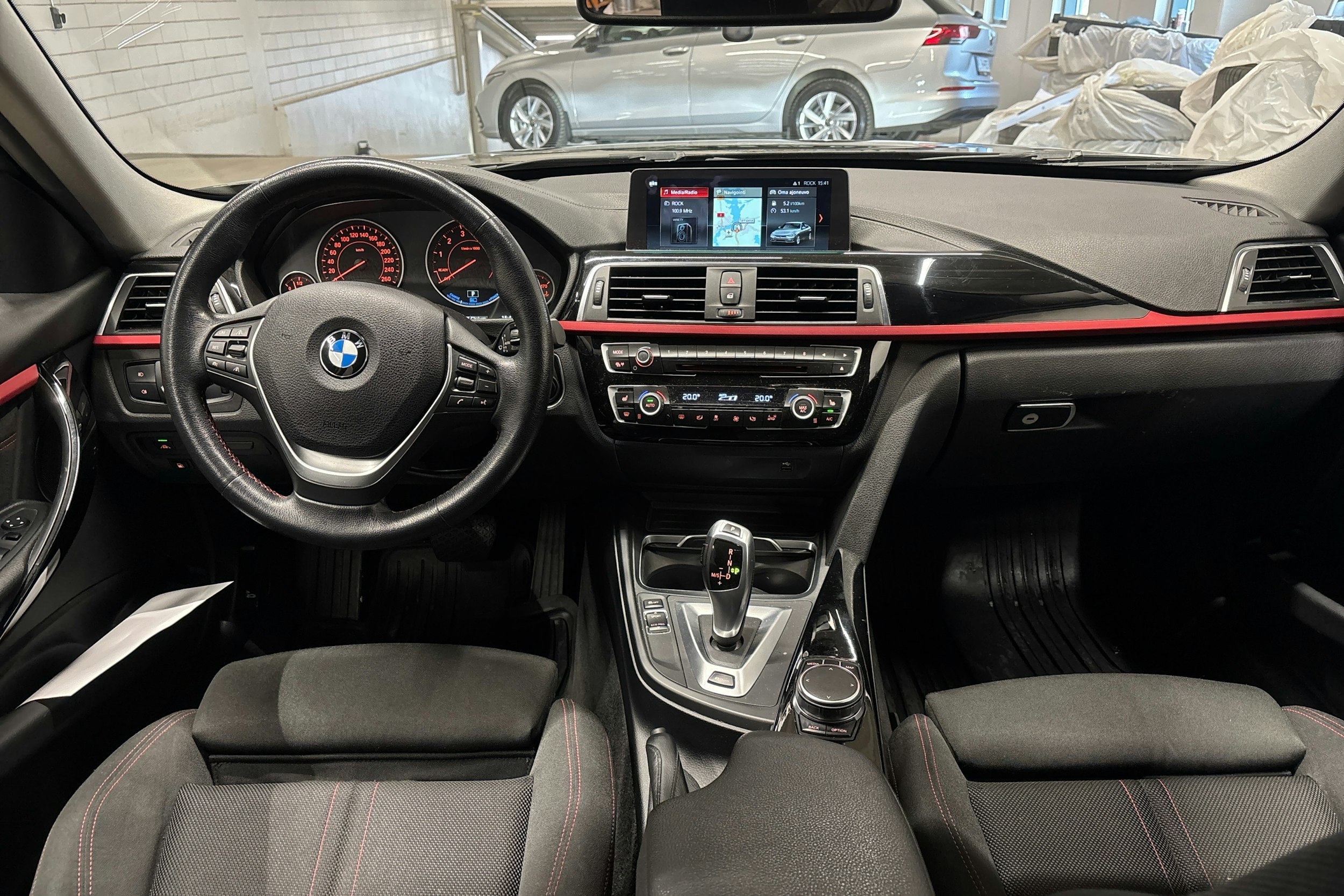 ruskea (beige) BMW 330 2018 kuva 8.