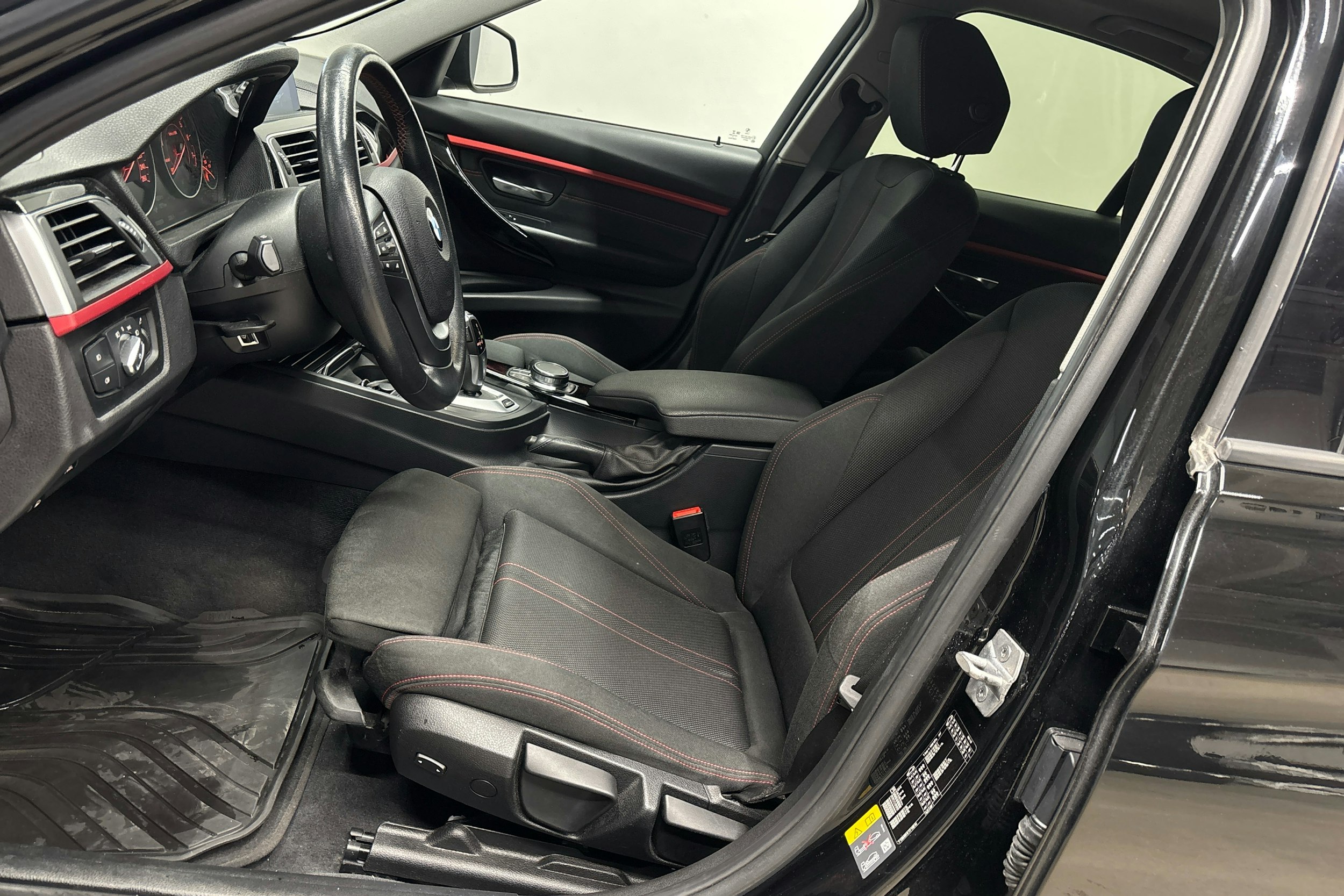 ruskea (beige) BMW 330 2018 kuva 9.