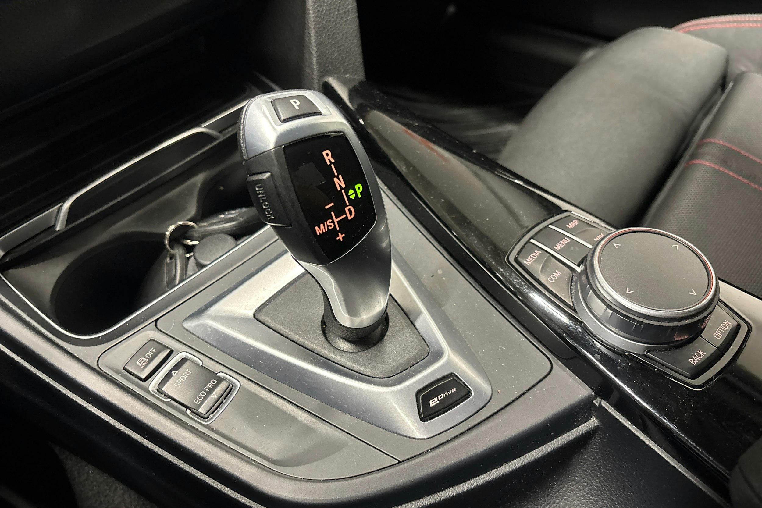 ruskea (beige) BMW 330 2018 kuva 22.