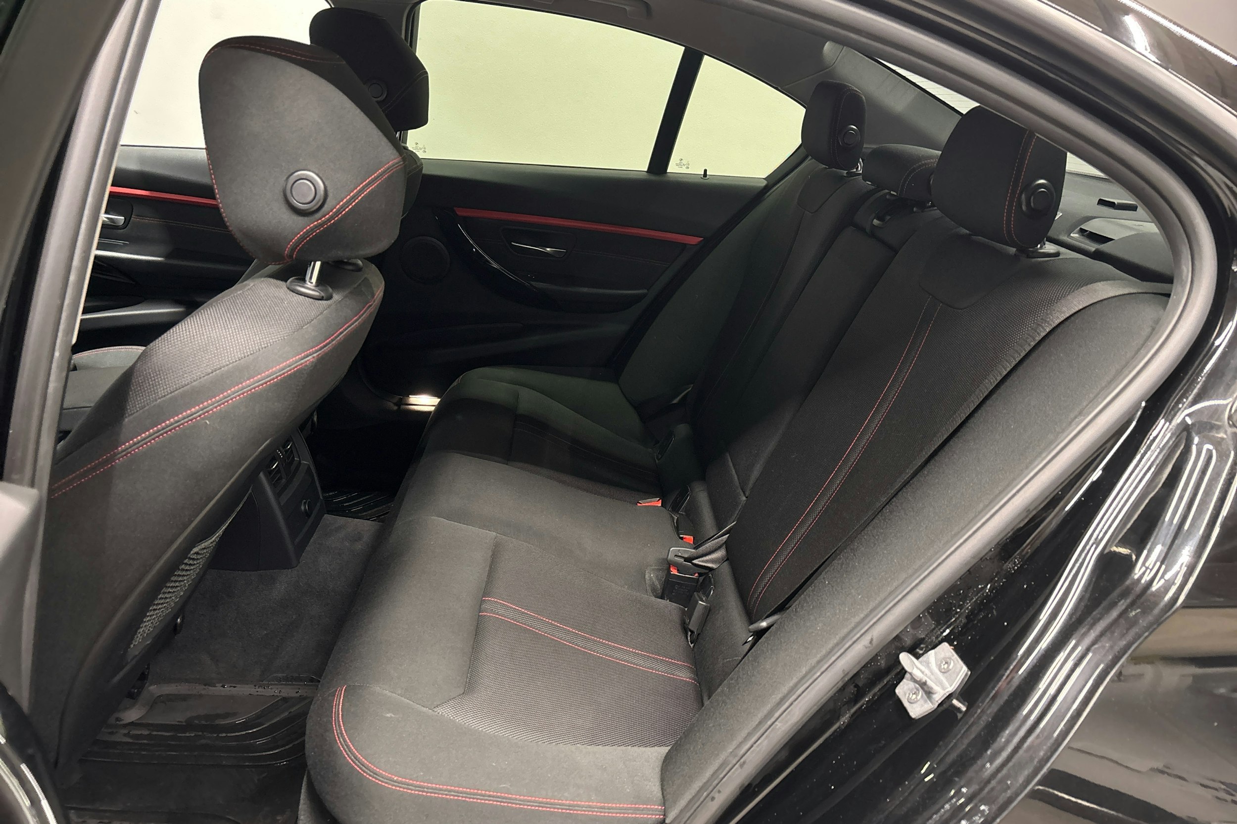 ruskea (beige) BMW 330 2018 kuva 26.
