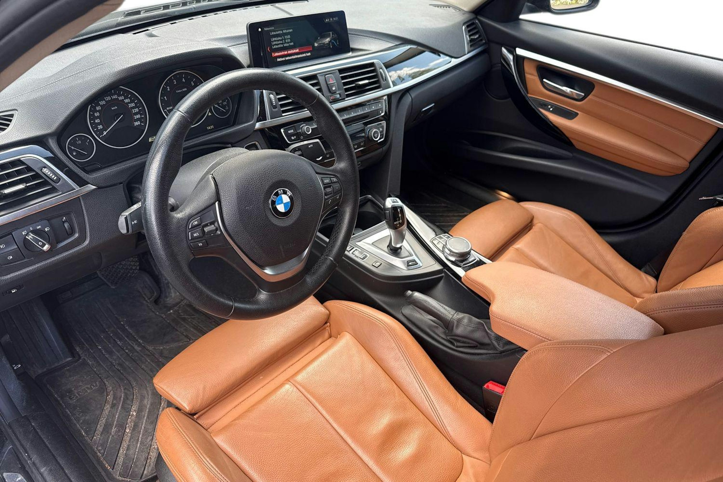 musta BMW 330 2018 kuva 3.