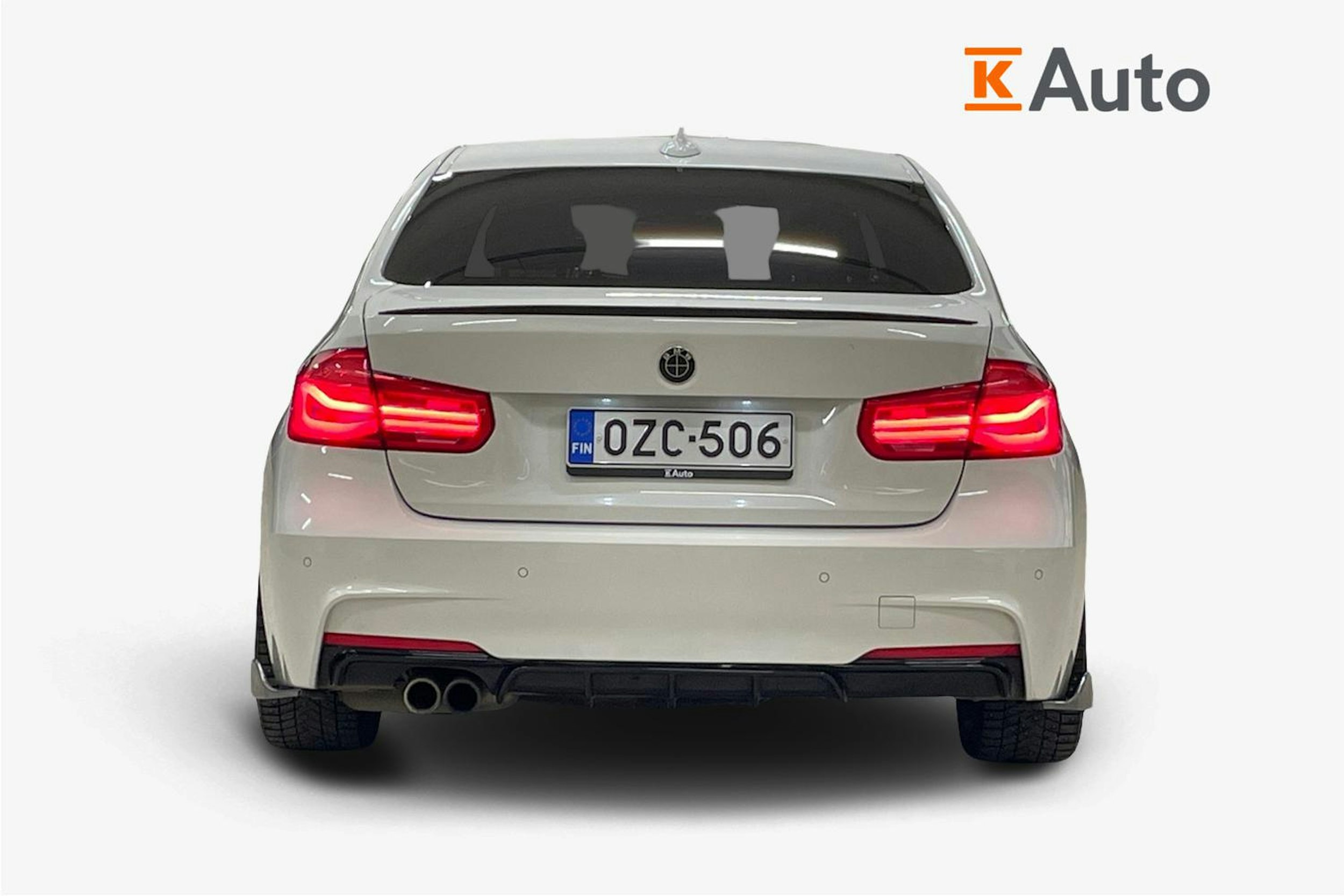 valkoinen BMW 330 2018 kuva 3.