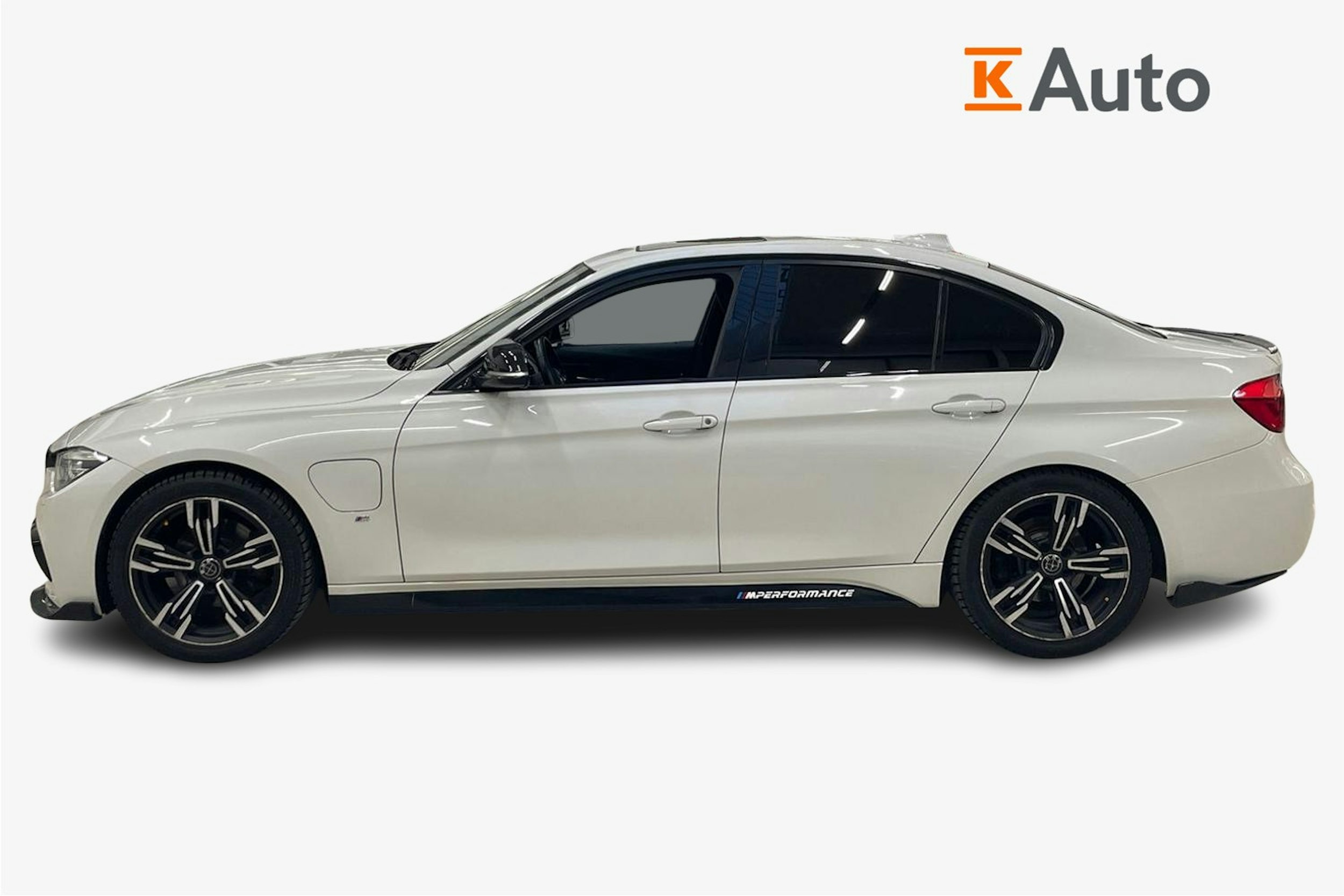 valkoinen BMW 330 2018 kuva 5.