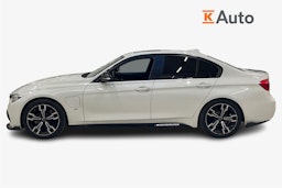 valkoinen BMW 330 2018 kuva 5.