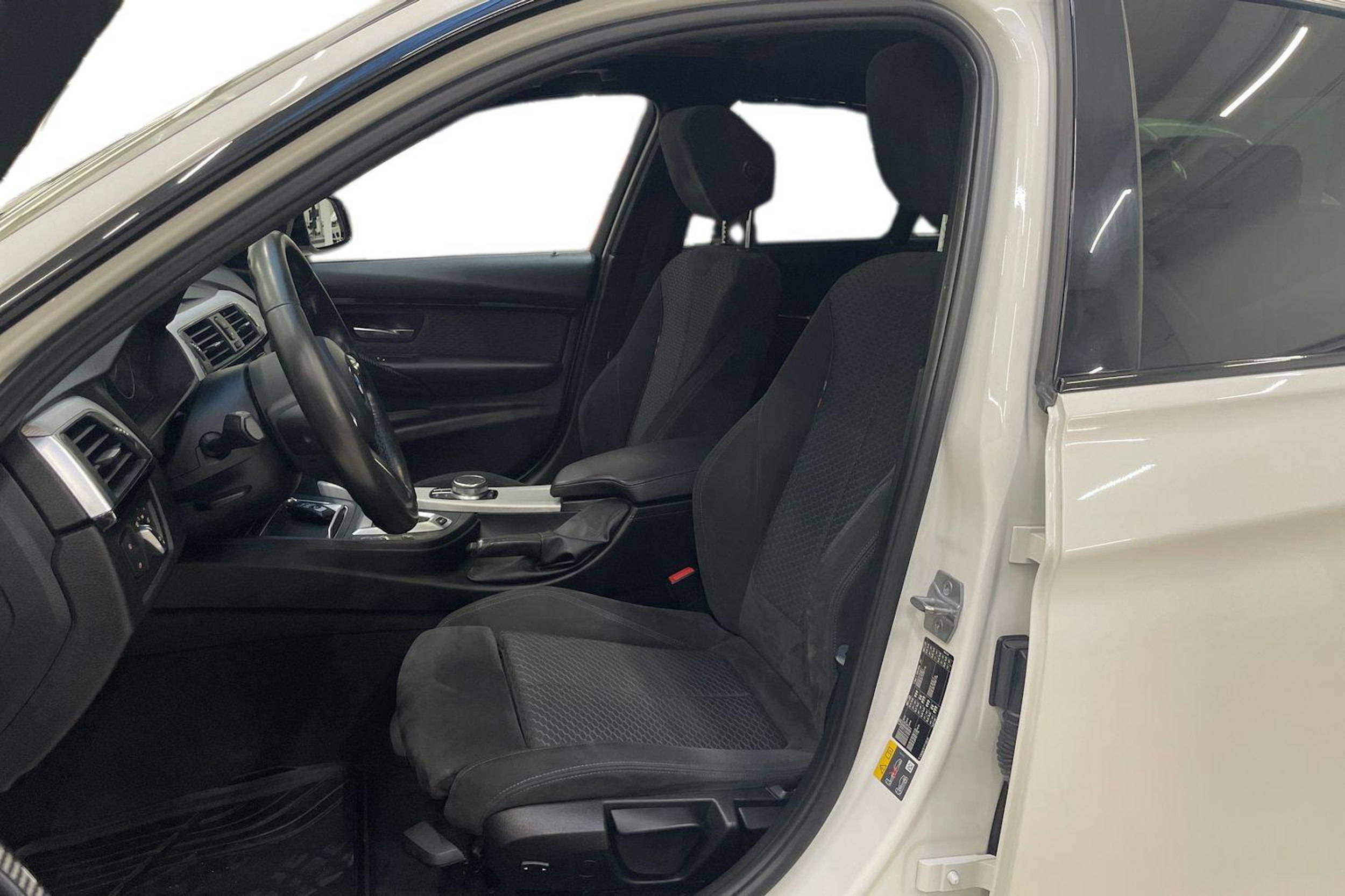 valkoinen BMW 330 2018 kuva 6.