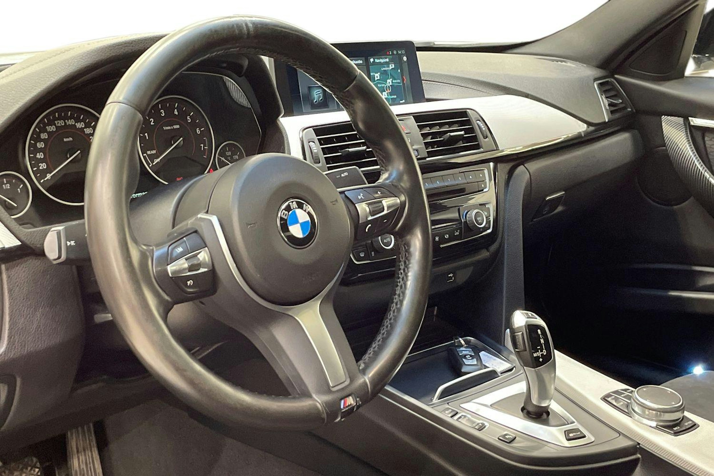 valkoinen BMW 330 2018 kuva 7.