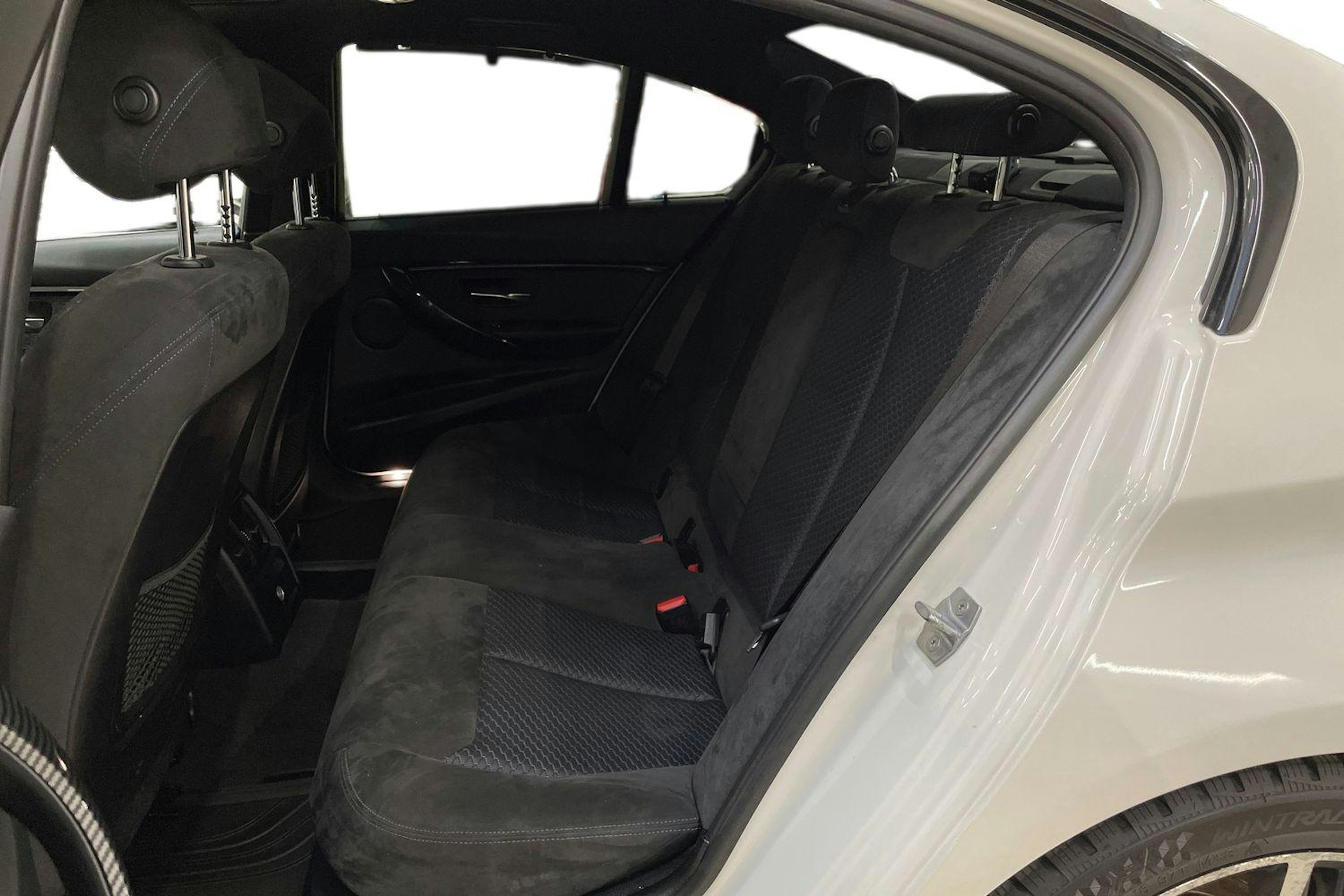 valkoinen BMW 330 2018 kuva 8.