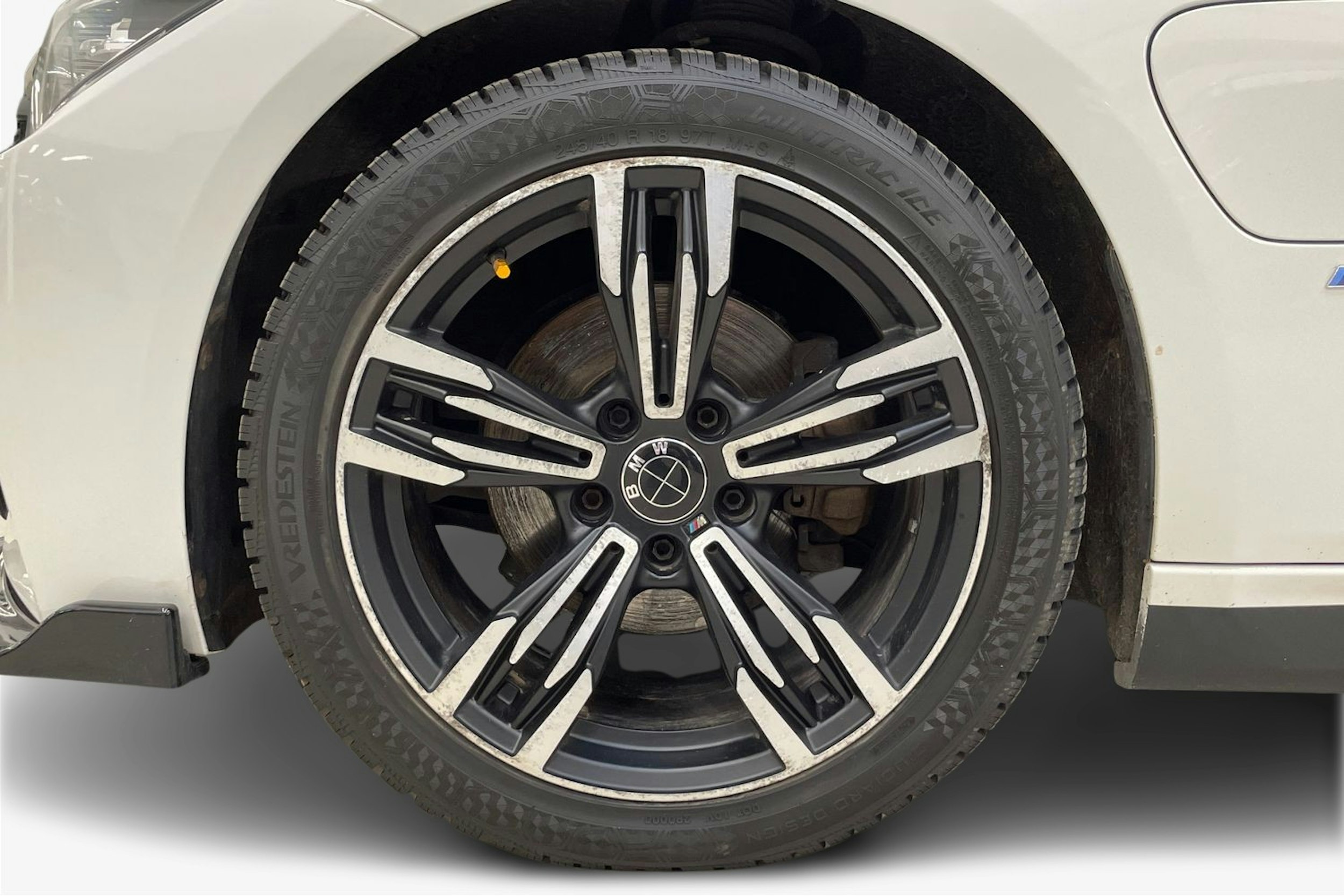 valkoinen BMW 330 2018 kuva 9.