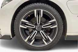 valkoinen BMW 330 2018 kuva 9.