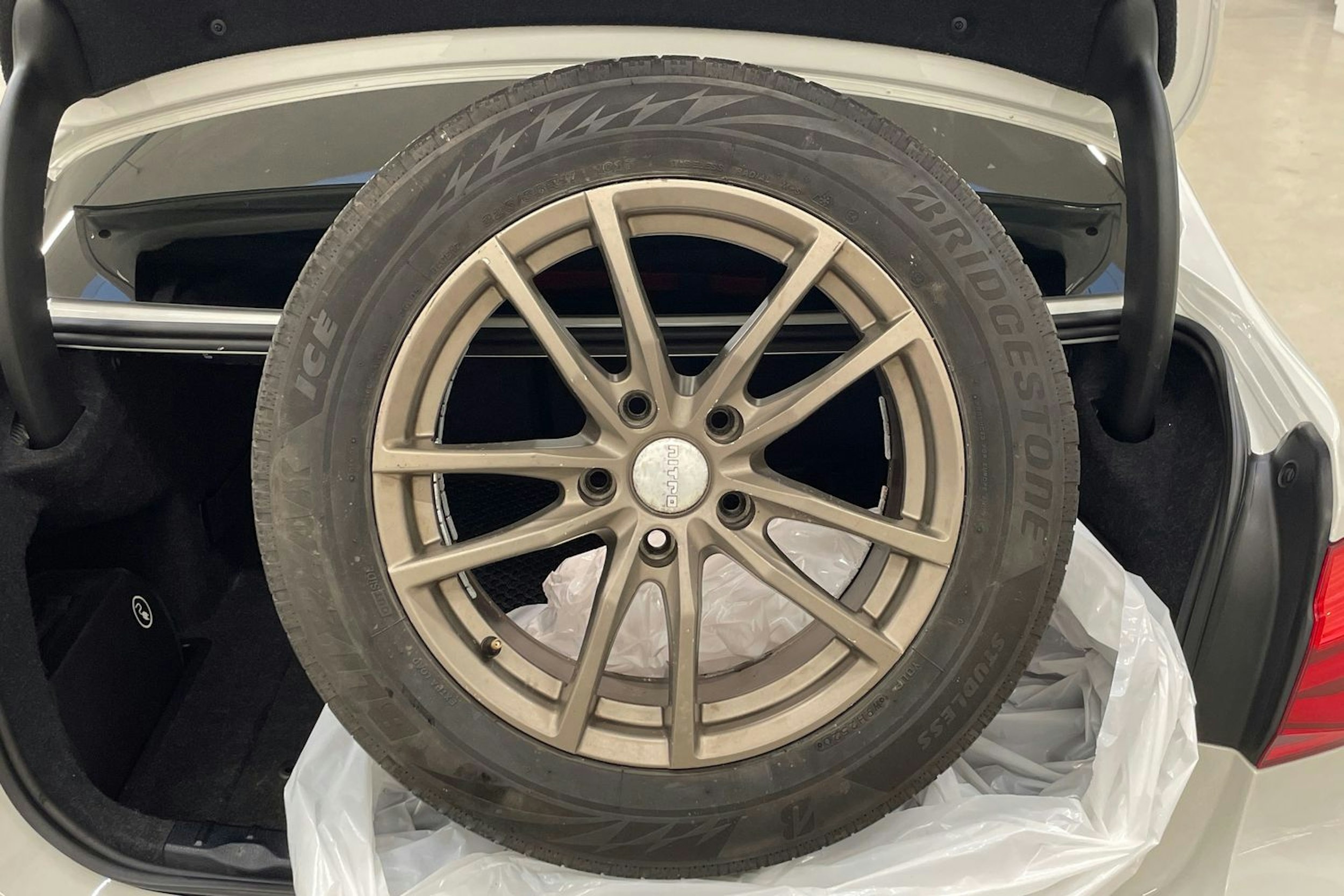 valkoinen BMW 330 2018 kuva 10.