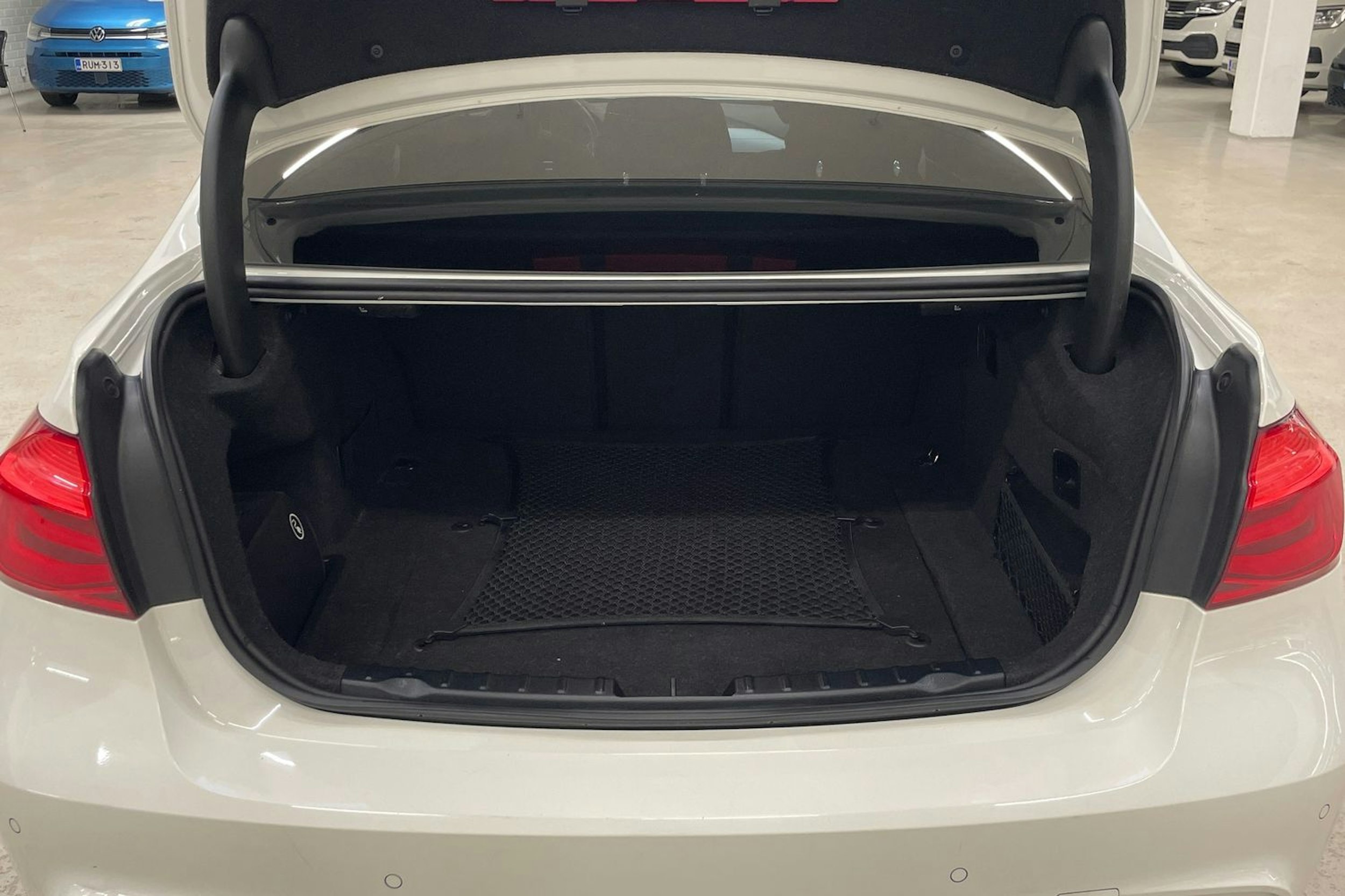 valkoinen BMW 330 2018 kuva 11.