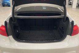 valkoinen BMW 330 2018 kuva 11.