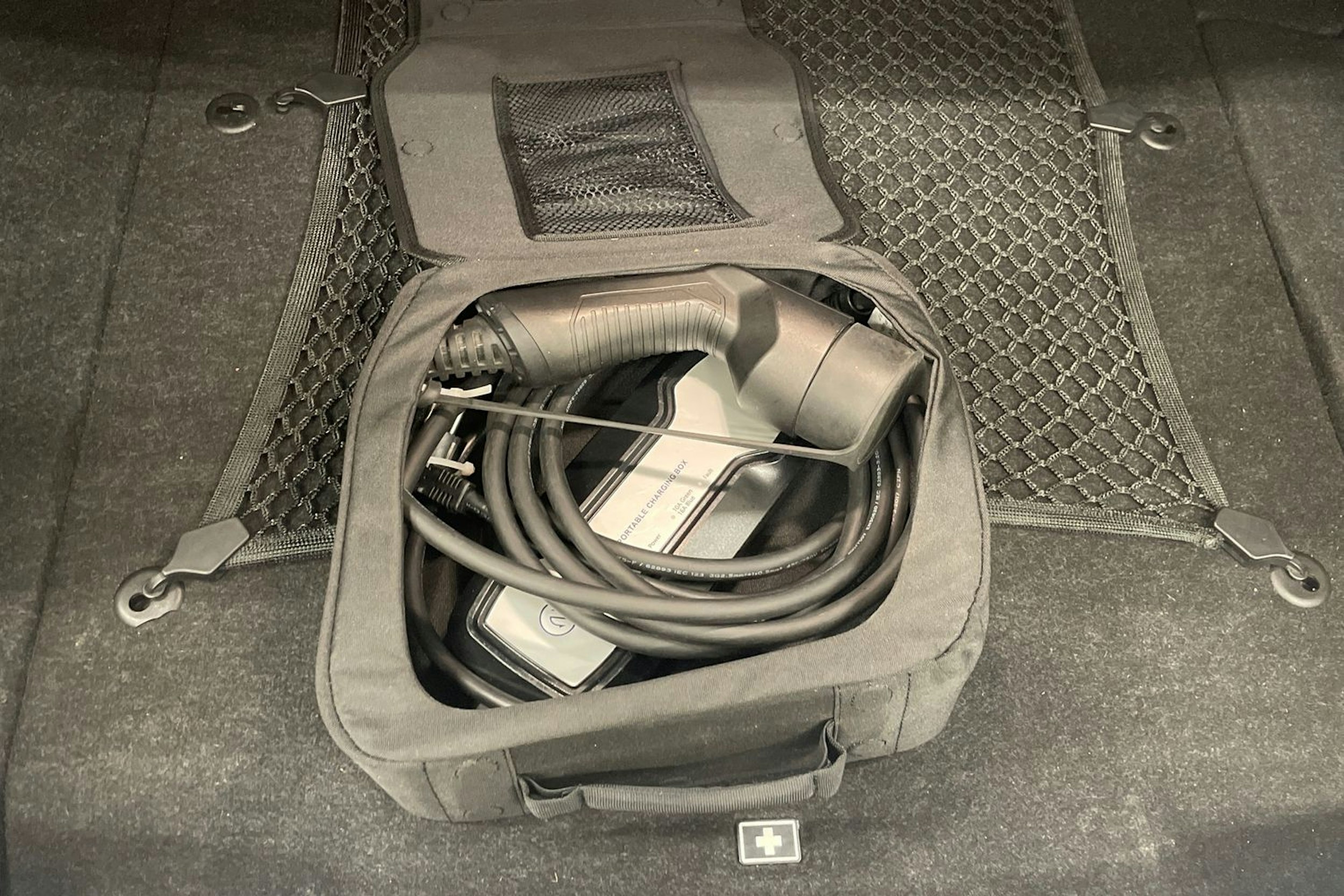 valkoinen BMW 330 2018 kuva 12.