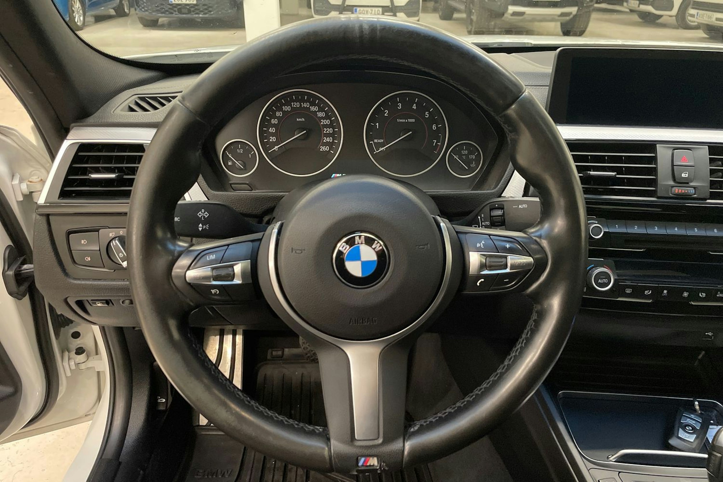 valkoinen BMW 330 2018 kuva 13.
