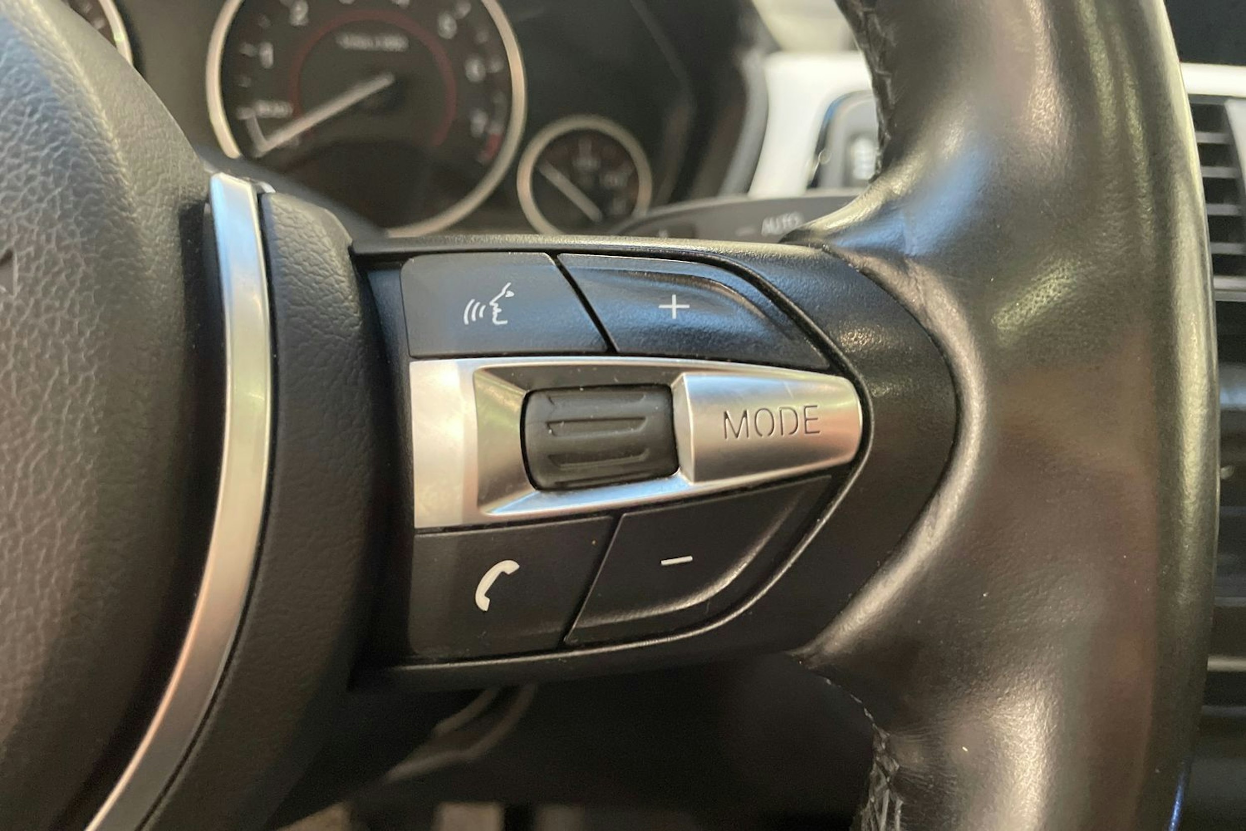 valkoinen BMW 330 2018 kuva 15.