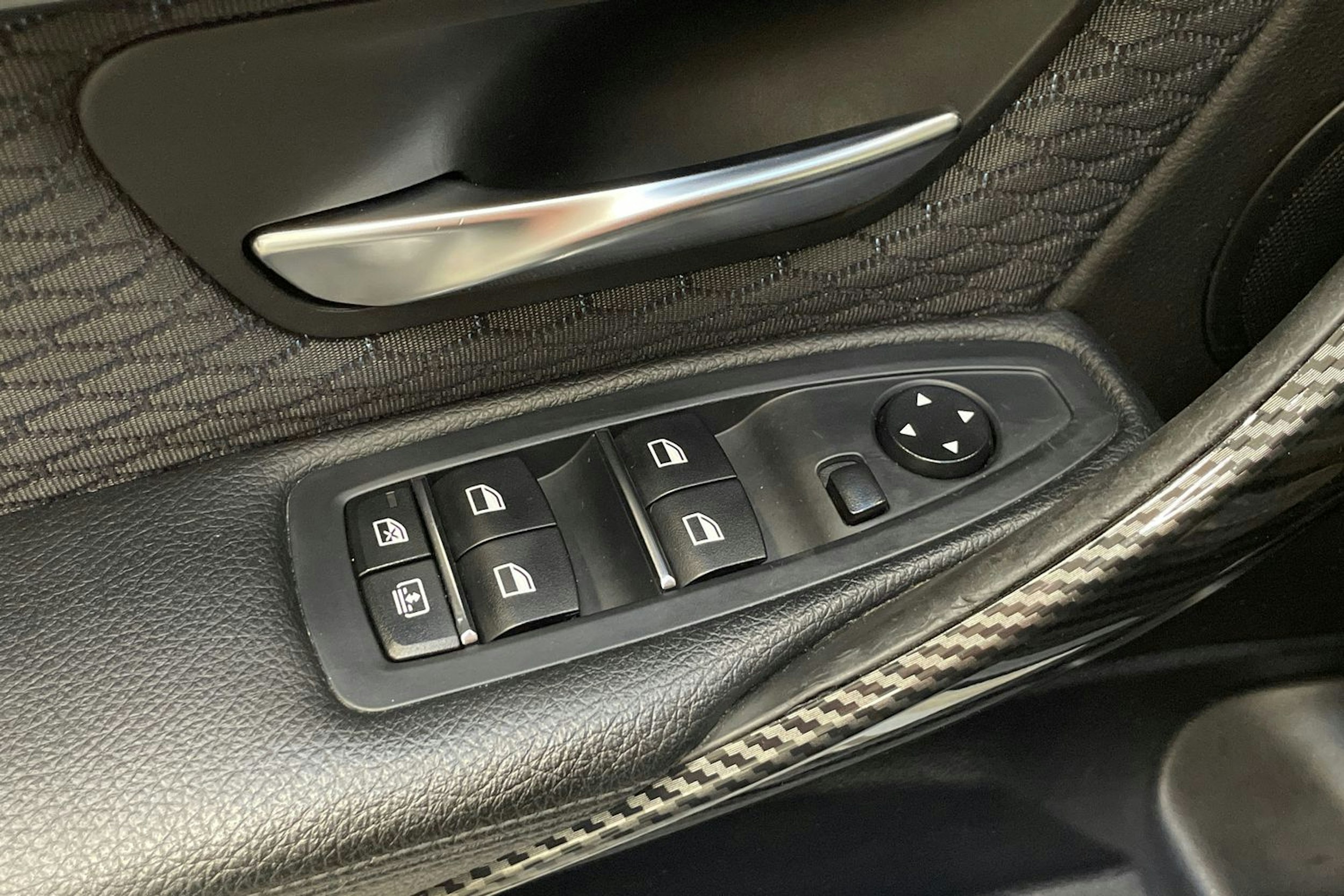 valkoinen BMW 330 2018 kuva 17.