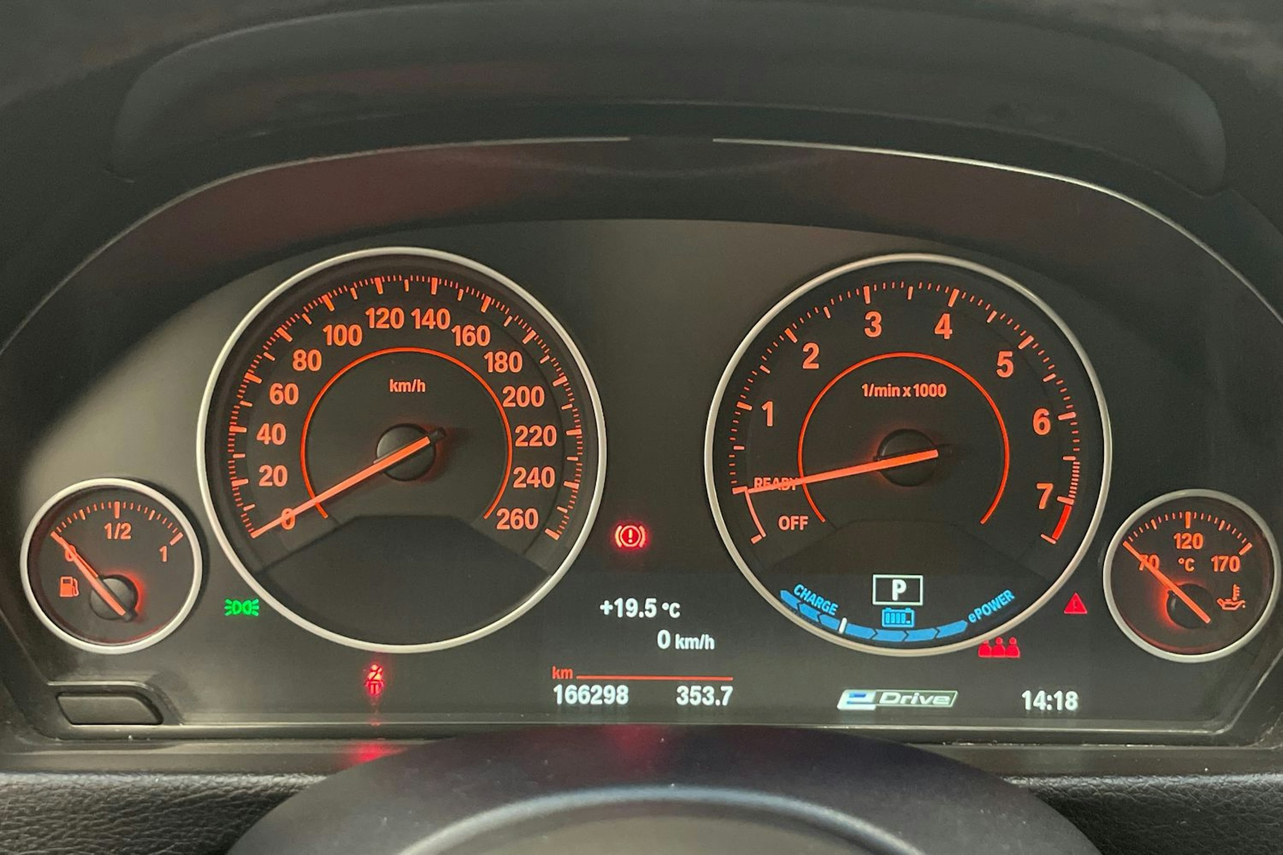 valkoinen BMW 330 2018 kuva 18.