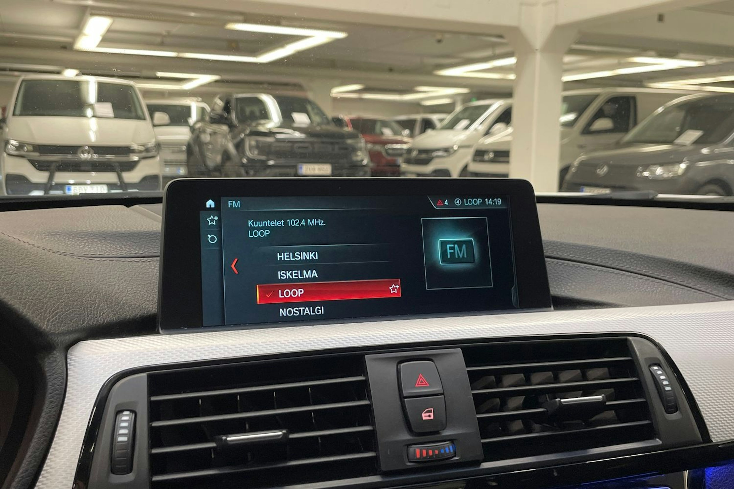 valkoinen BMW 330 2018 kuva 19.