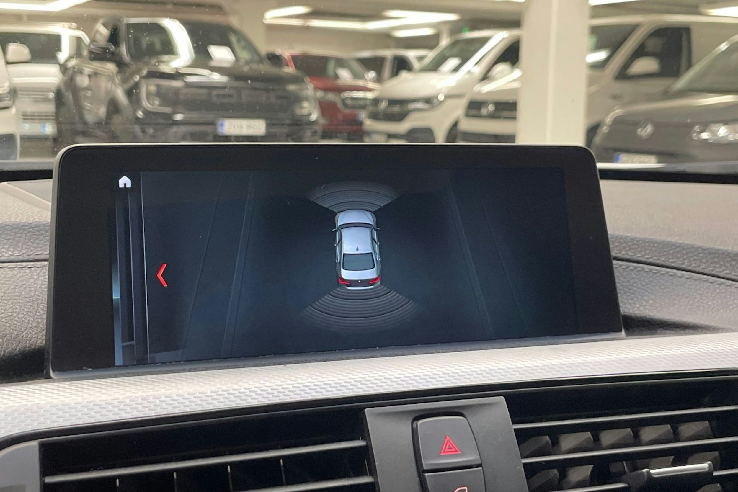 valkoinen BMW 330 2018 kuva 22.