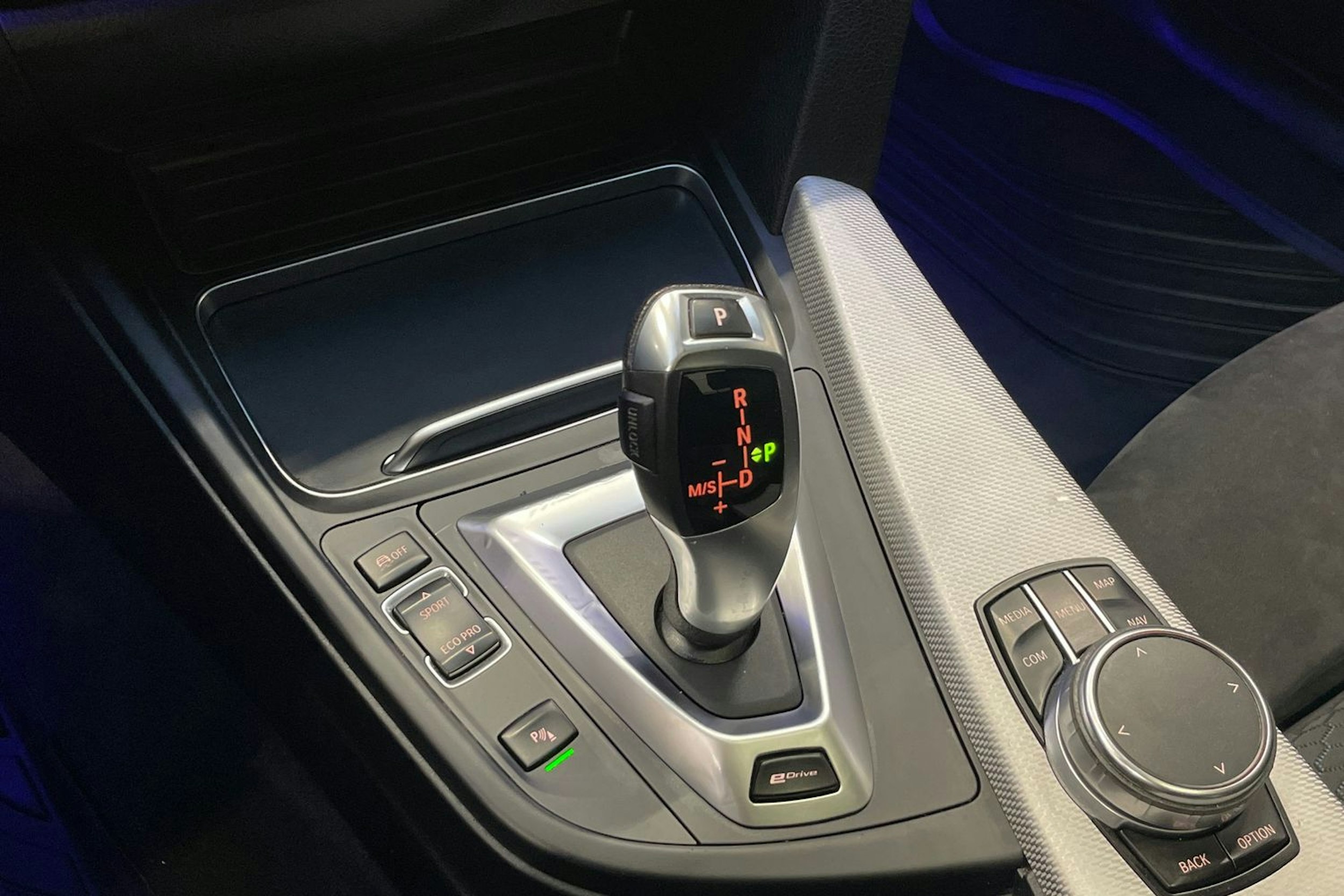 valkoinen BMW 330 2018 kuva 24.