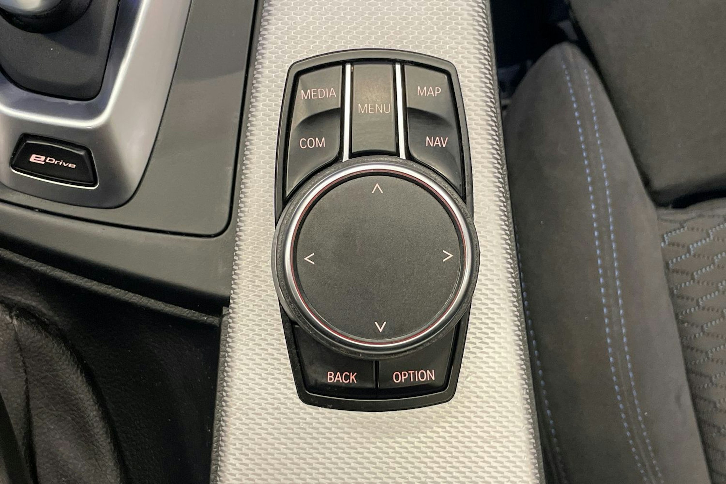 valkoinen BMW 330 2018 kuva 25.