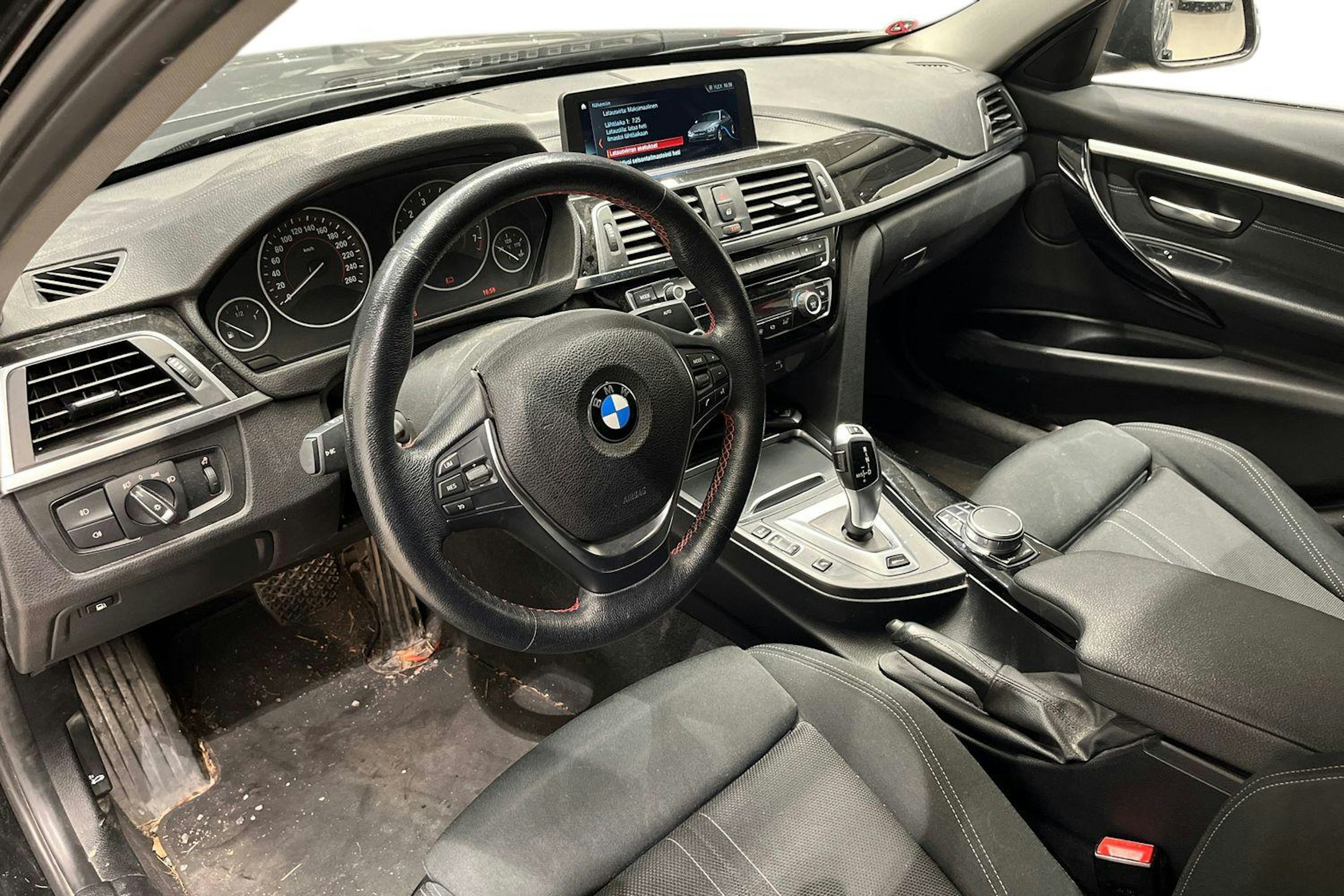 musta BMW 330 2018 kuva 3.