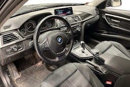 musta BMW 330 2018 kuva 3.