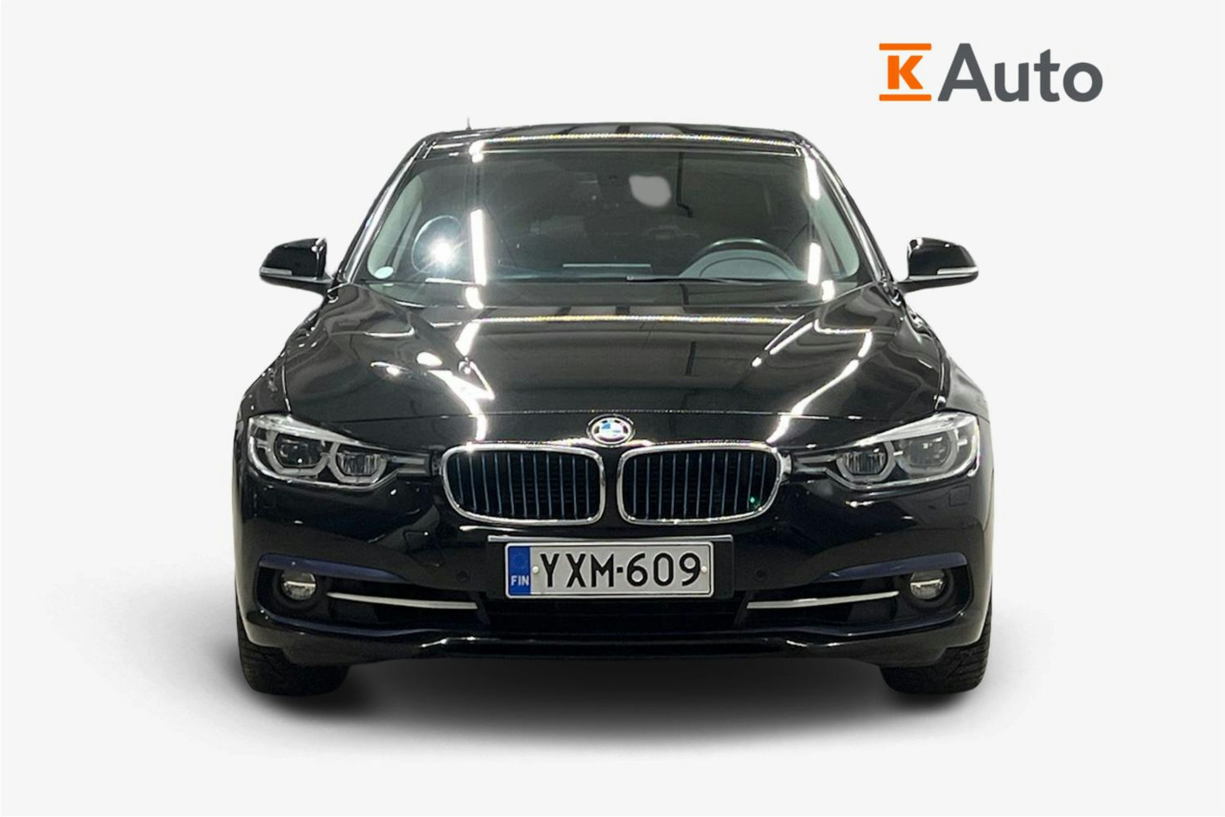 musta BMW 330 2018 kuva 5.