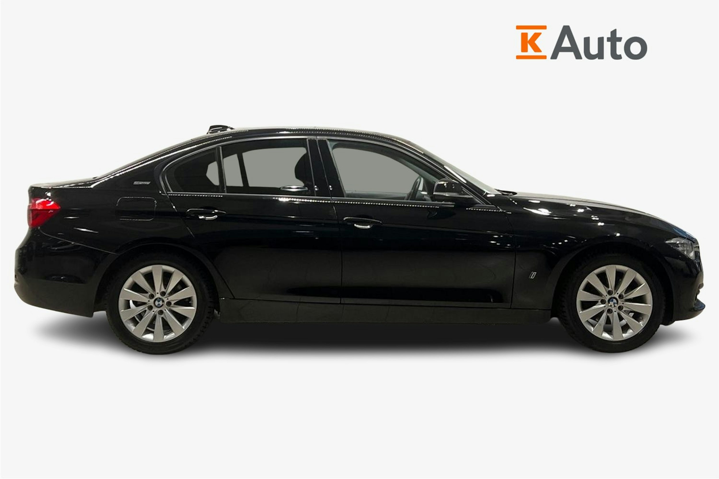 musta BMW 330 2018 kuva 7.