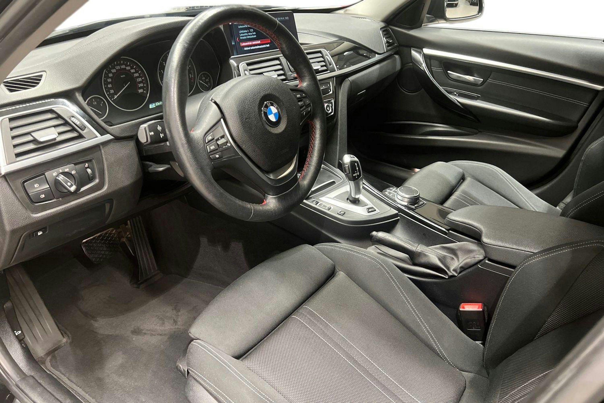 musta BMW 330 2018 kuva 8.