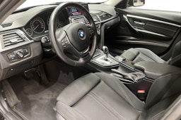 musta BMW 330 2018 kuva 8.